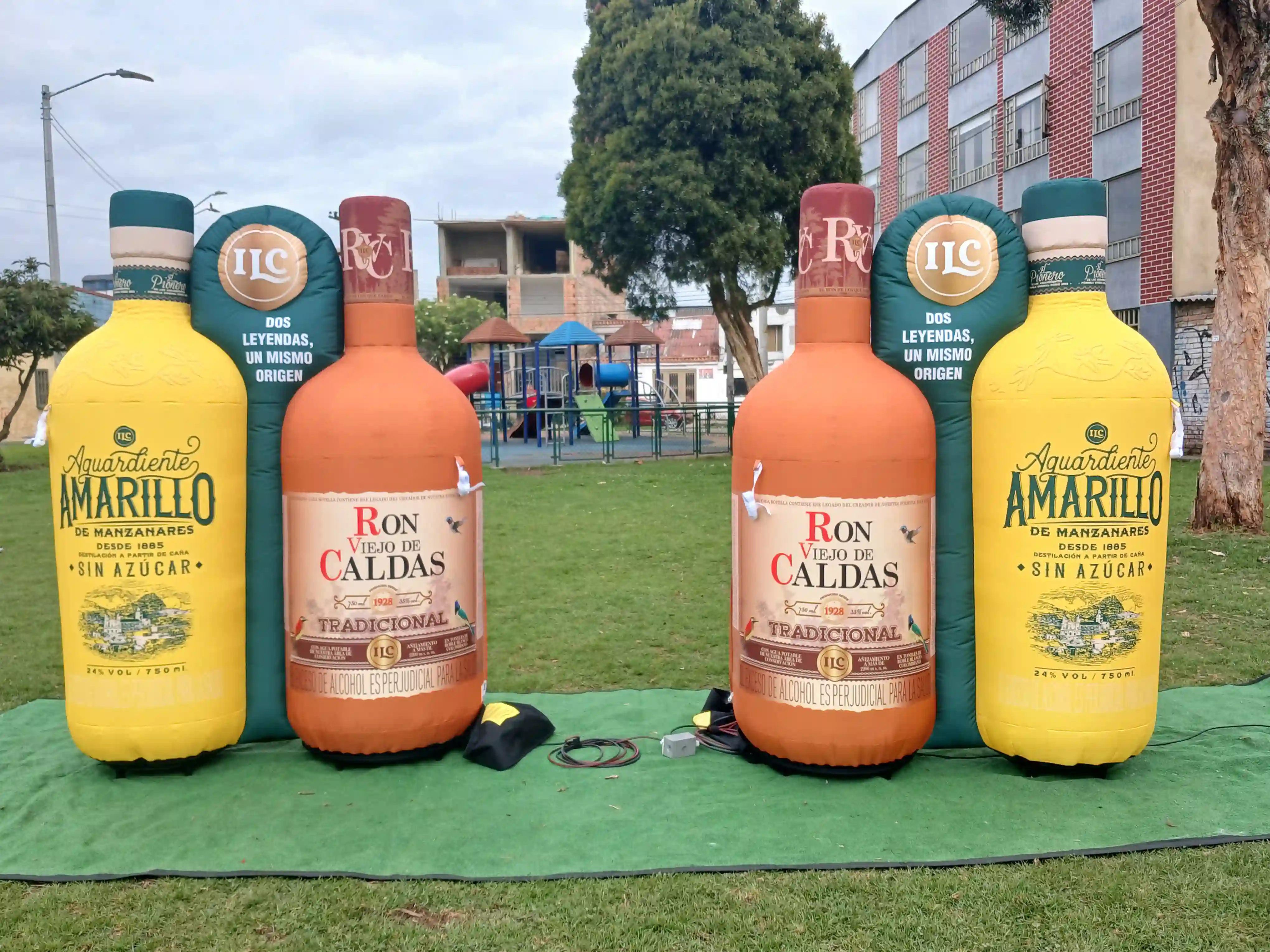 Inflables publicitarios Duo de botellas Ron Viejo de Caldas y Aguardiente Amarillo