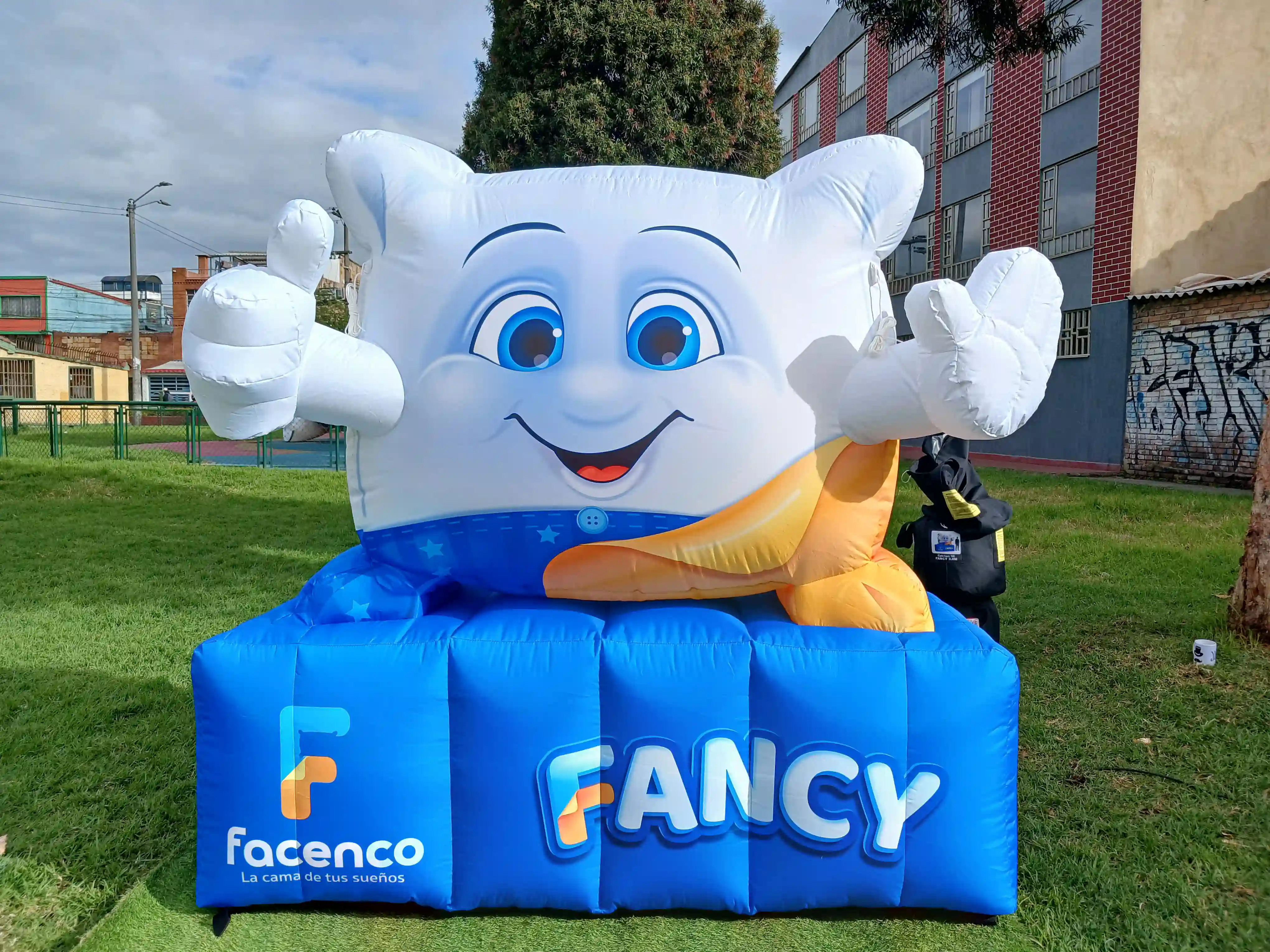 Inflable con forma especial para la marca Facenco