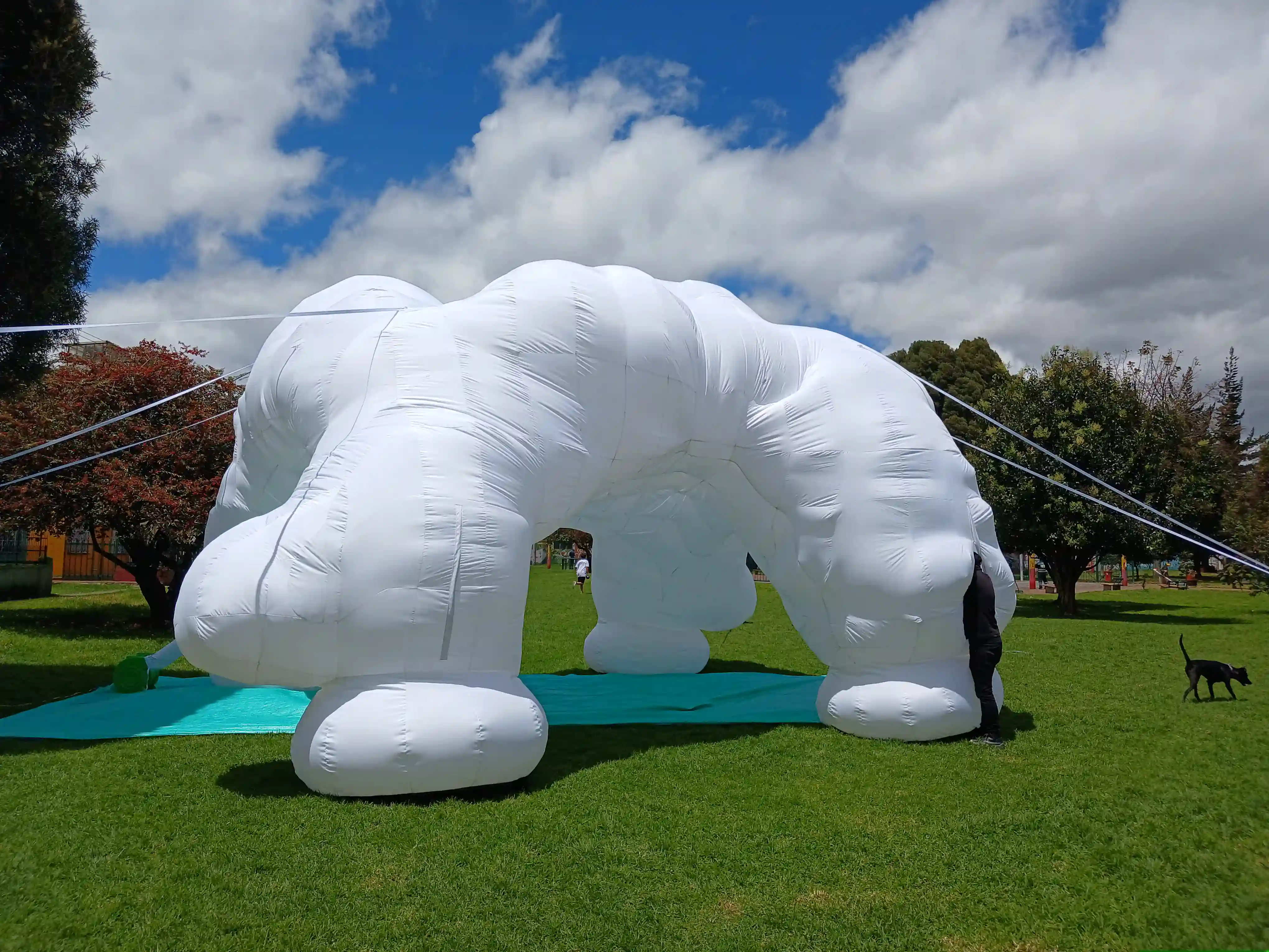 Inflable forma especial de nube para conciertos en Bogotá