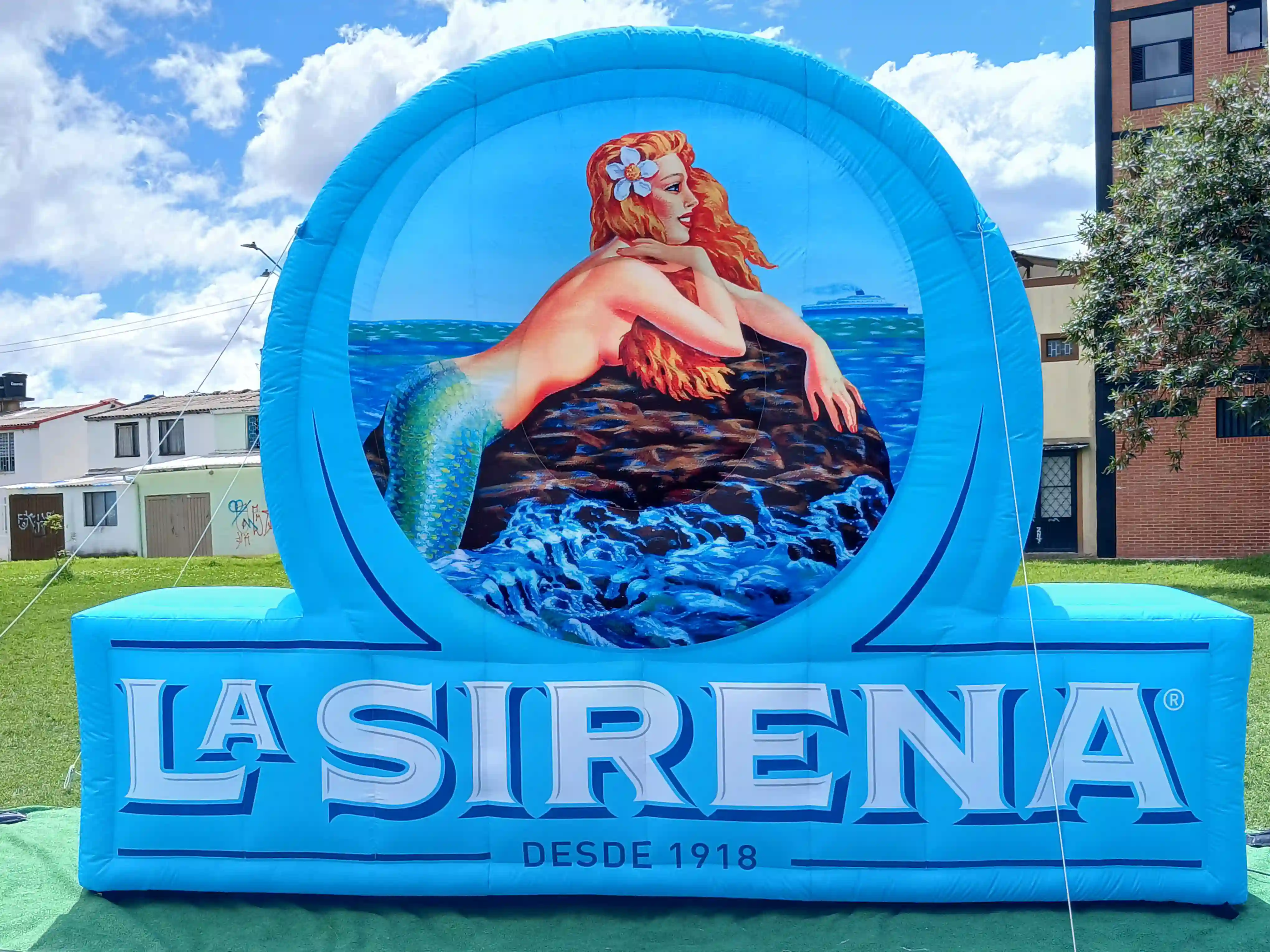 Colchón Inflable Publicitario para la marca La Sirena