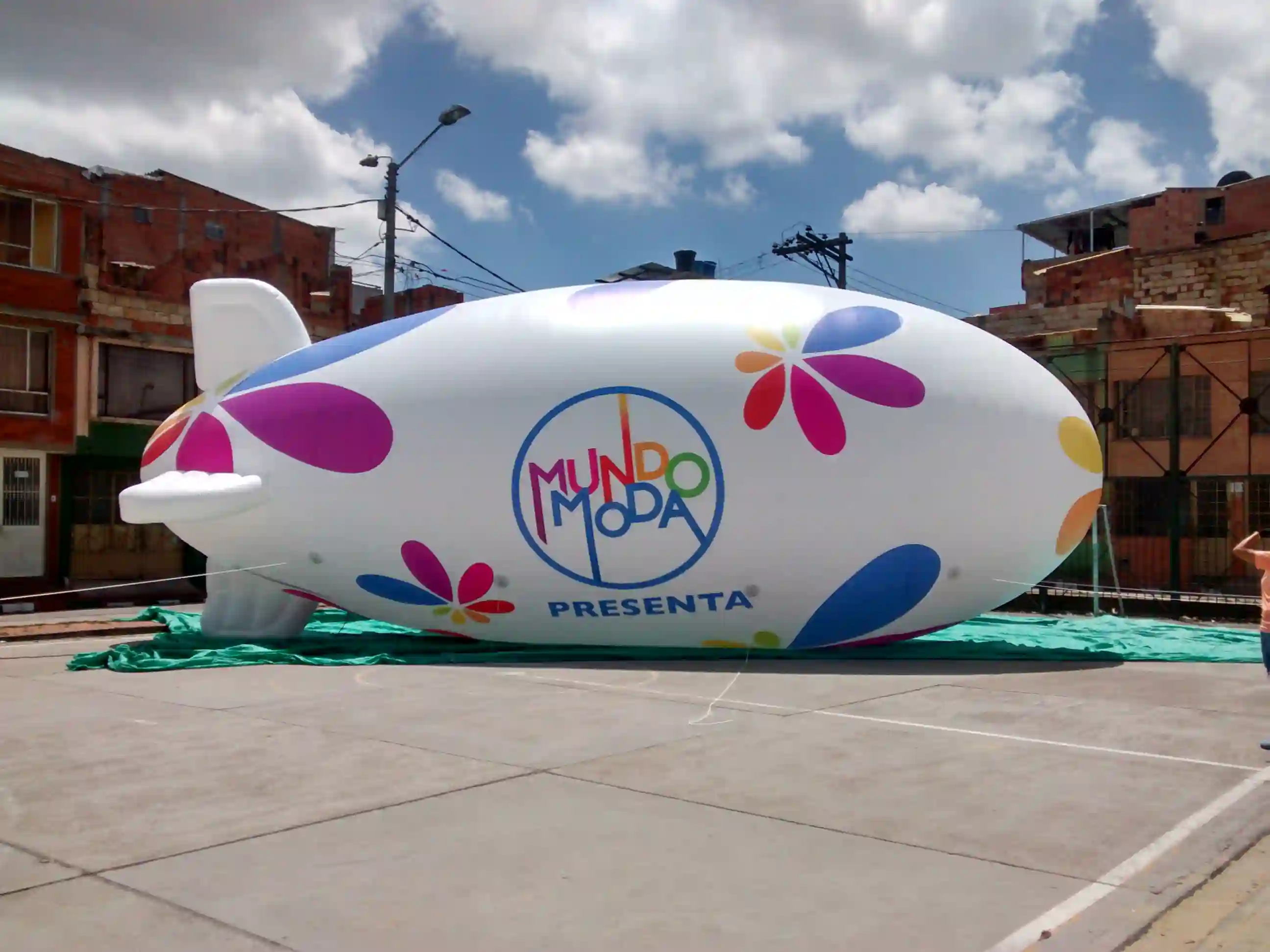 Inflable con forma especial de dirigible para reconocido centro comercial en Bogotá
