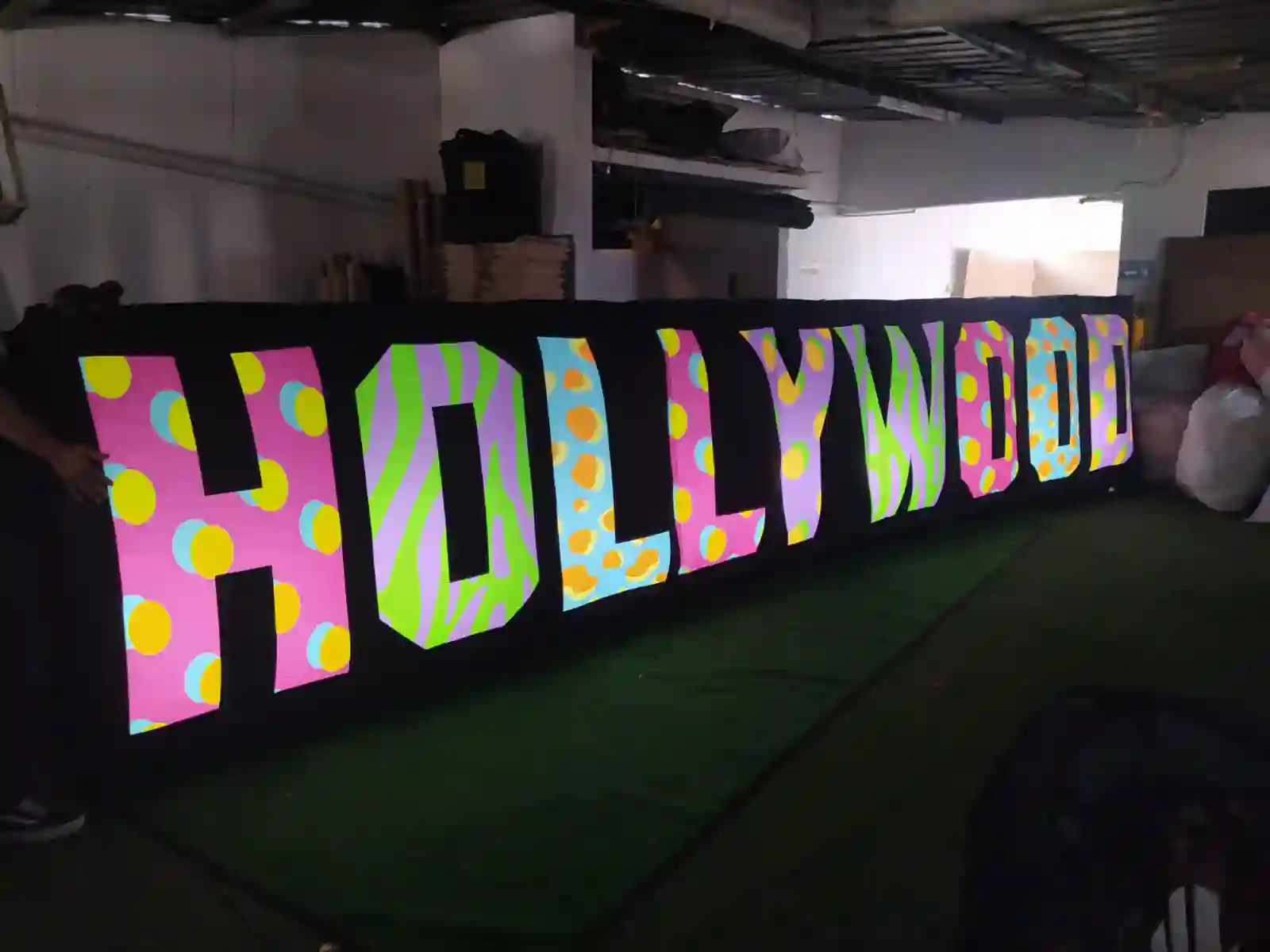 Inflable publicitario con luz interior con la palabra HOLLYWOOD
