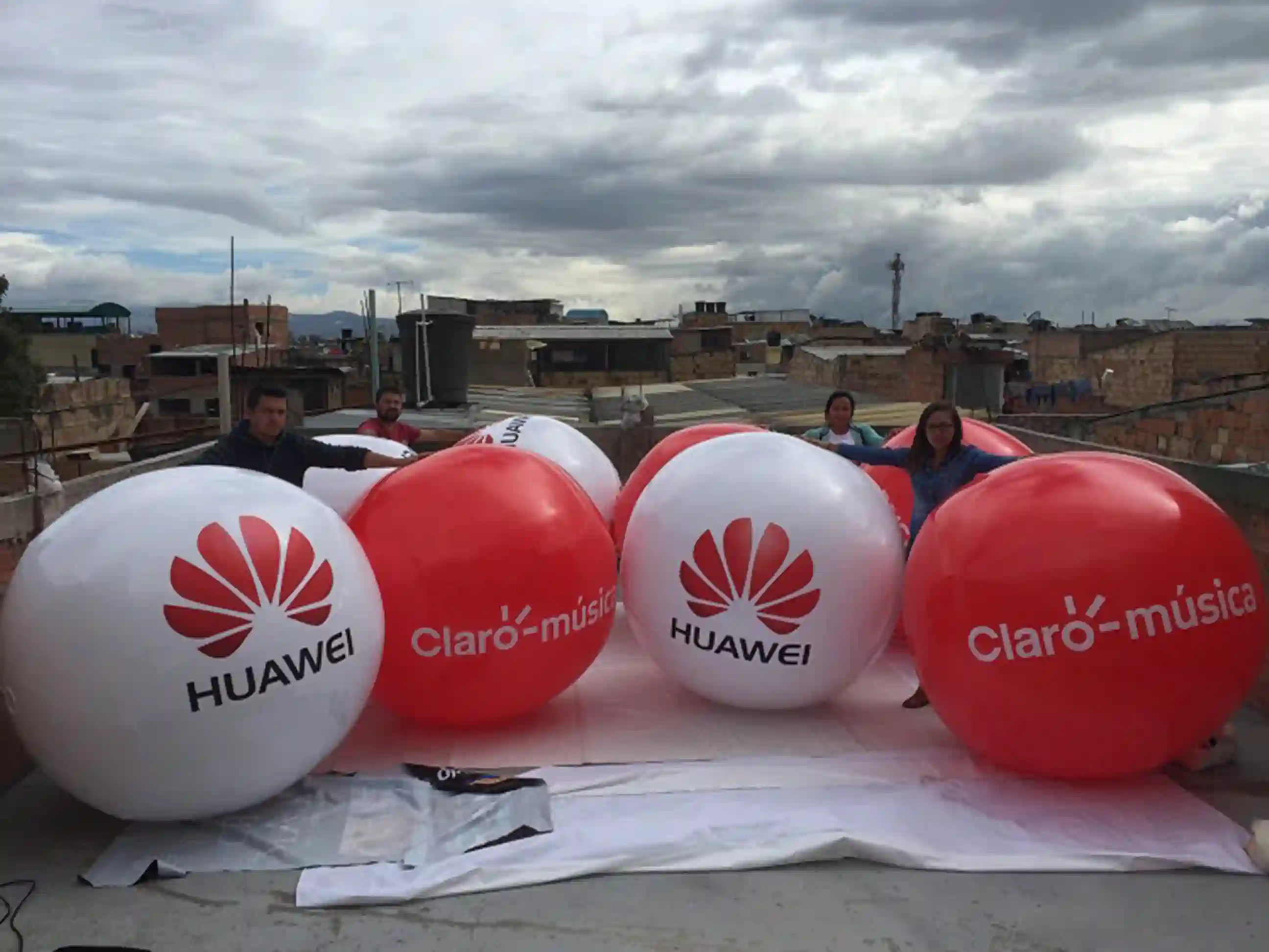 Balones de conciertos publicitarios para marcas como Claro música y HUAWEI