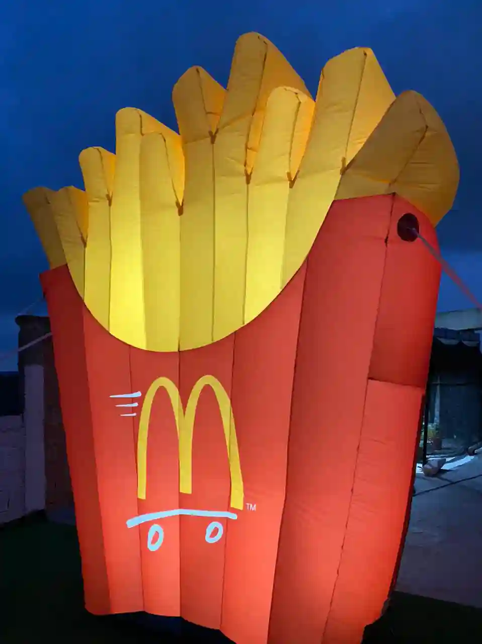Colchón Inflable en forma de papas fritas para la marca Mc Donalds