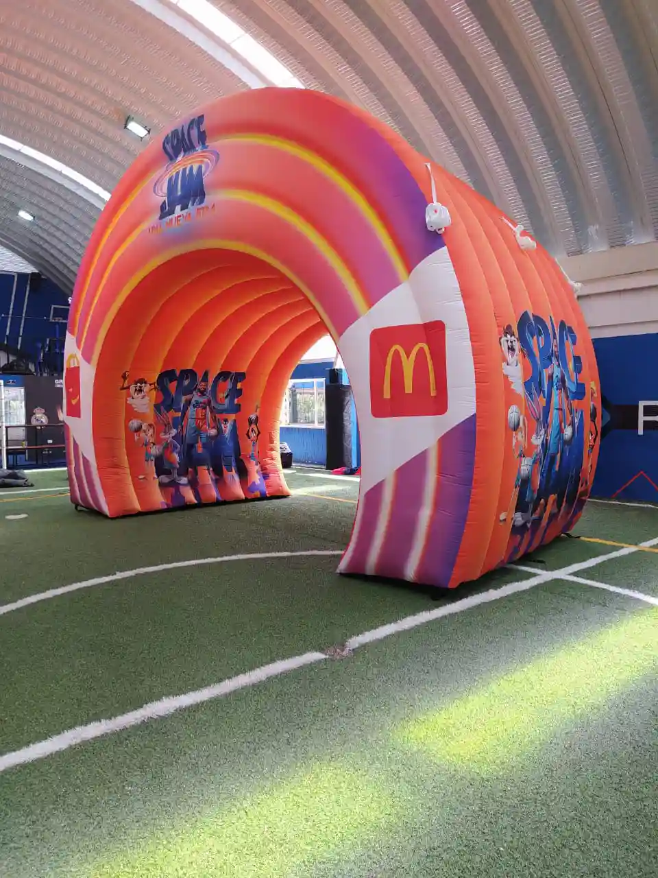 Arco inflable para campaña de Mc Donalds Space Jam