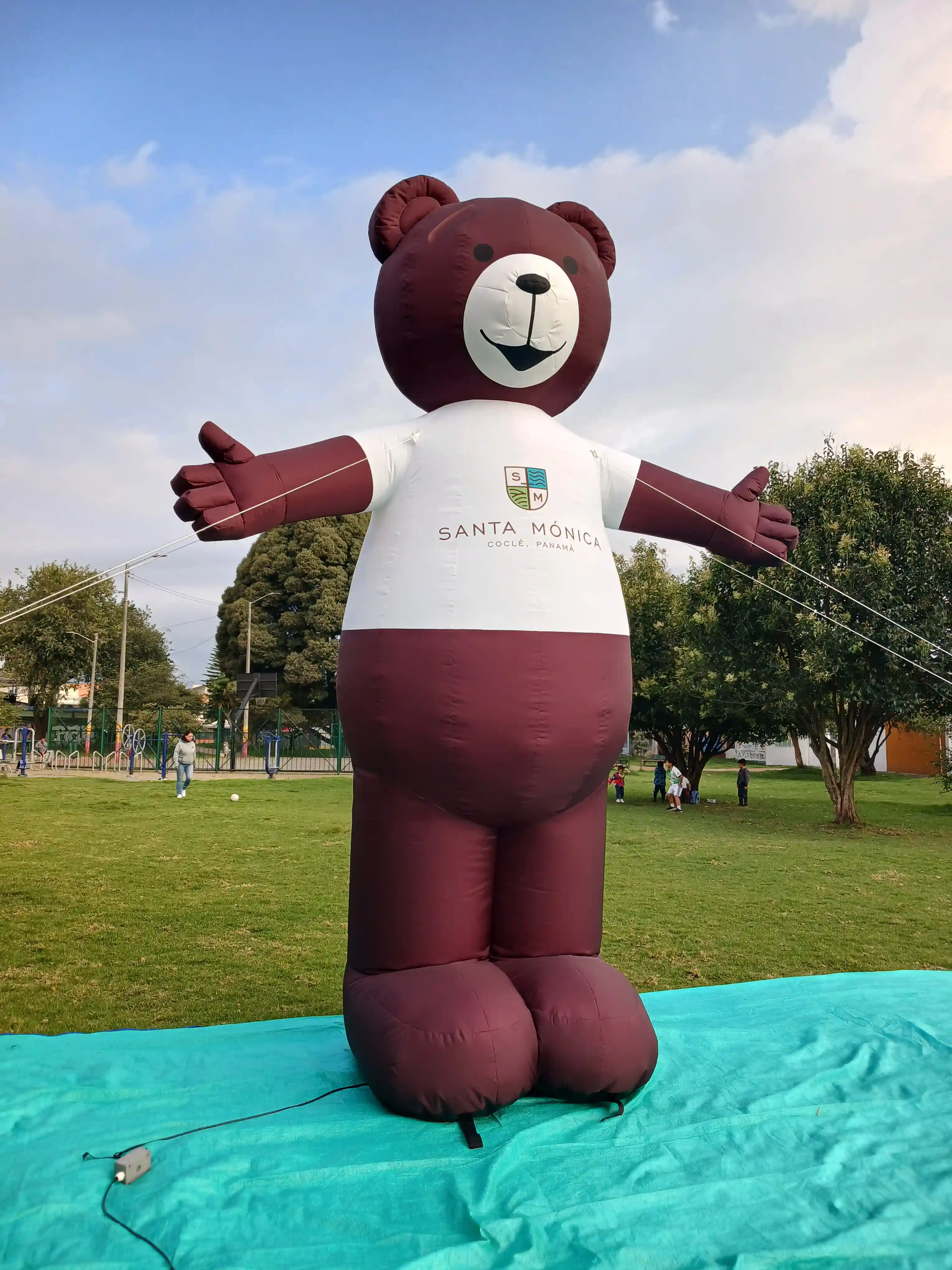 Muñeco Inflable con forma de Oso para la empresa inmobiliaria y de construcción Santa Mónica en Panamá