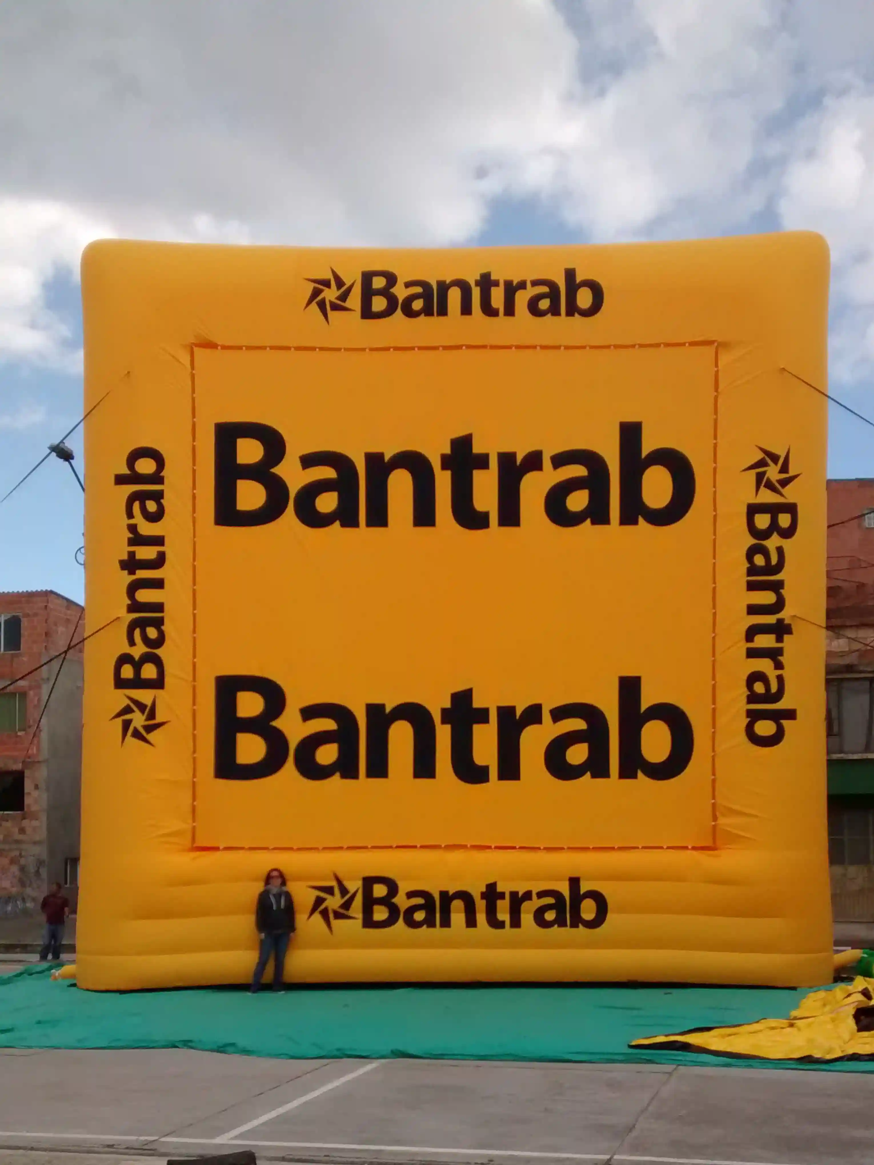 Inflable con forma de pantalla de proyección de la empresa Bantrab