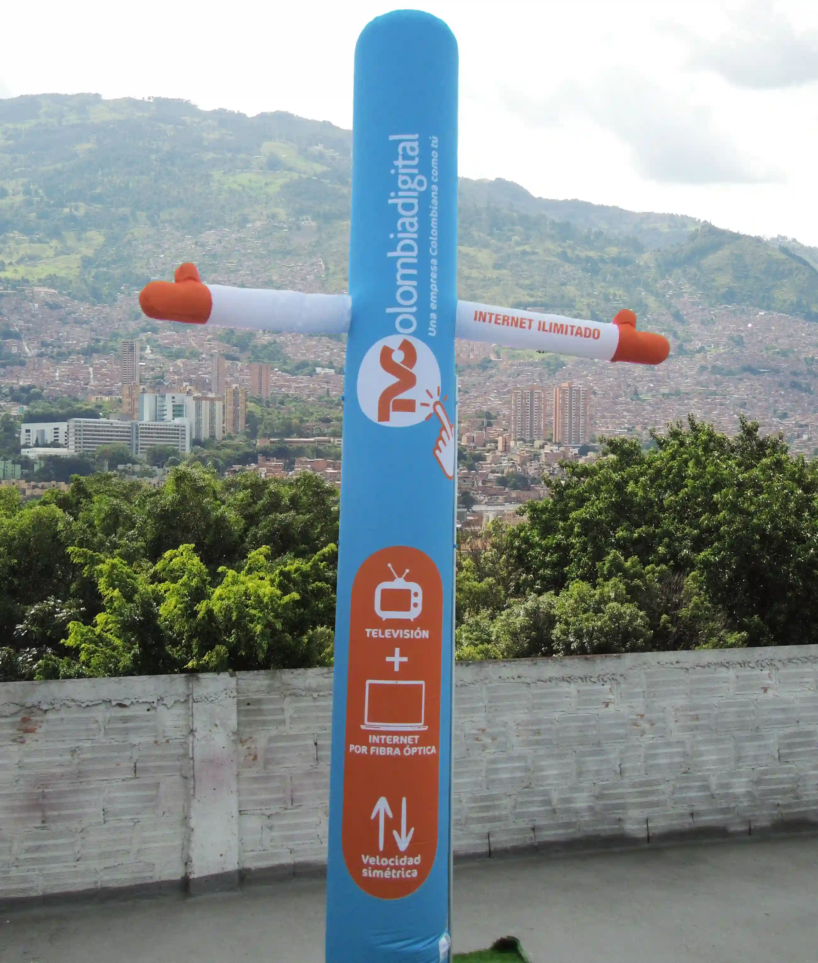 Llama Clientes inflable publicitario para la empresa TVColombiadigital