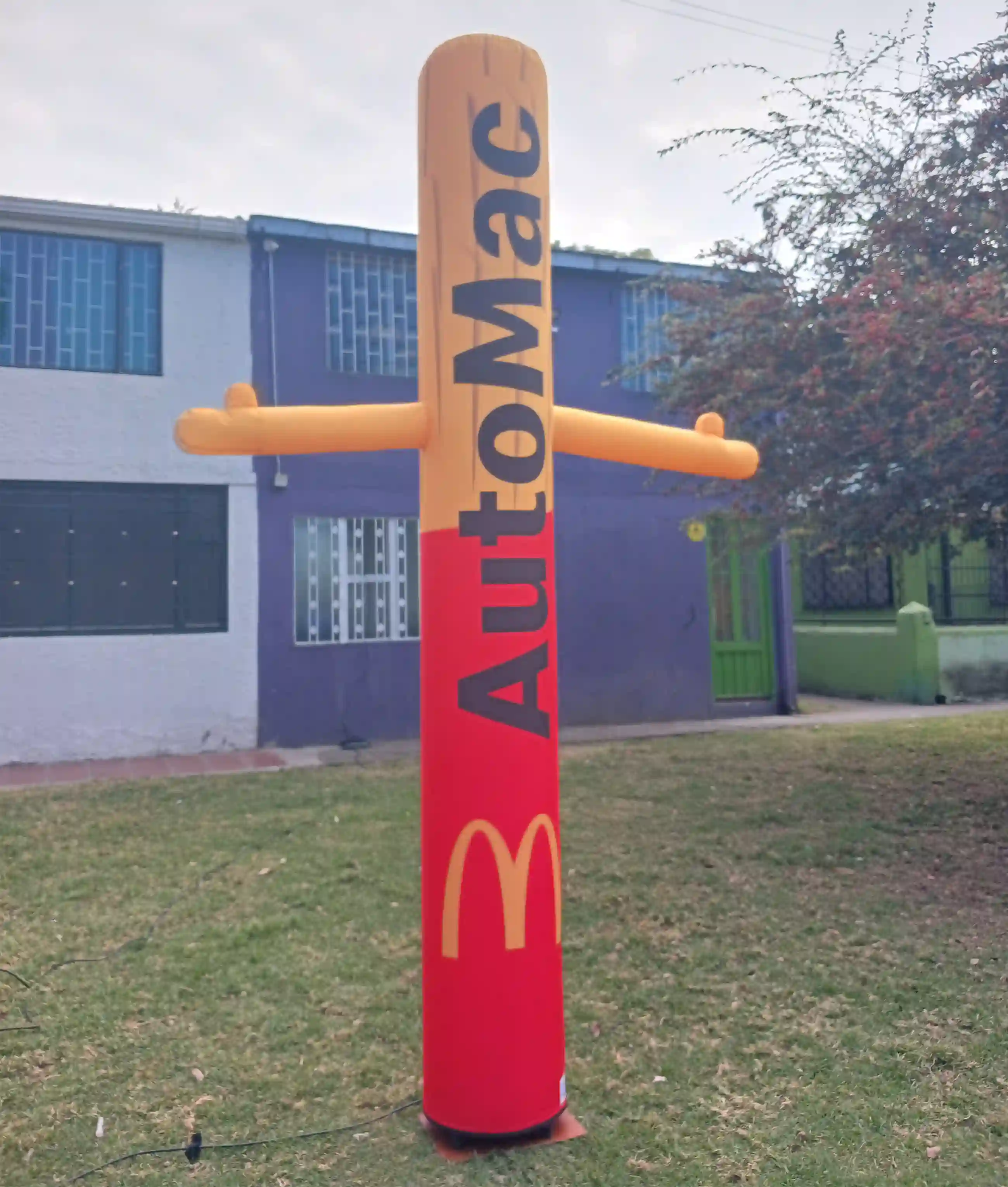 Inflable con forma de llama clientes con texto de AutoMac para Mc Donalds