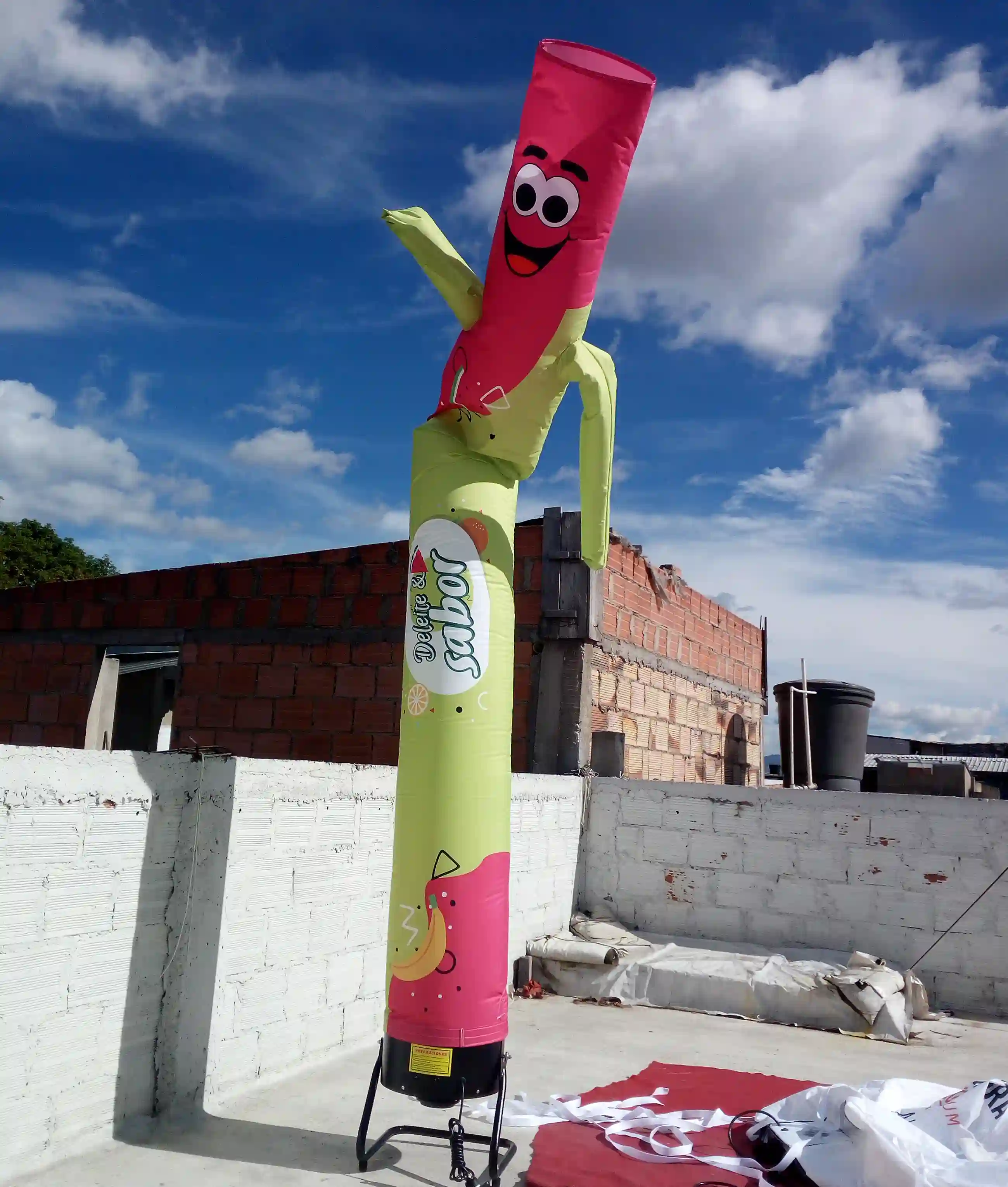 Inflable con forma de Sky Dancer para patrocinio de restaurante Deleite & Sabor