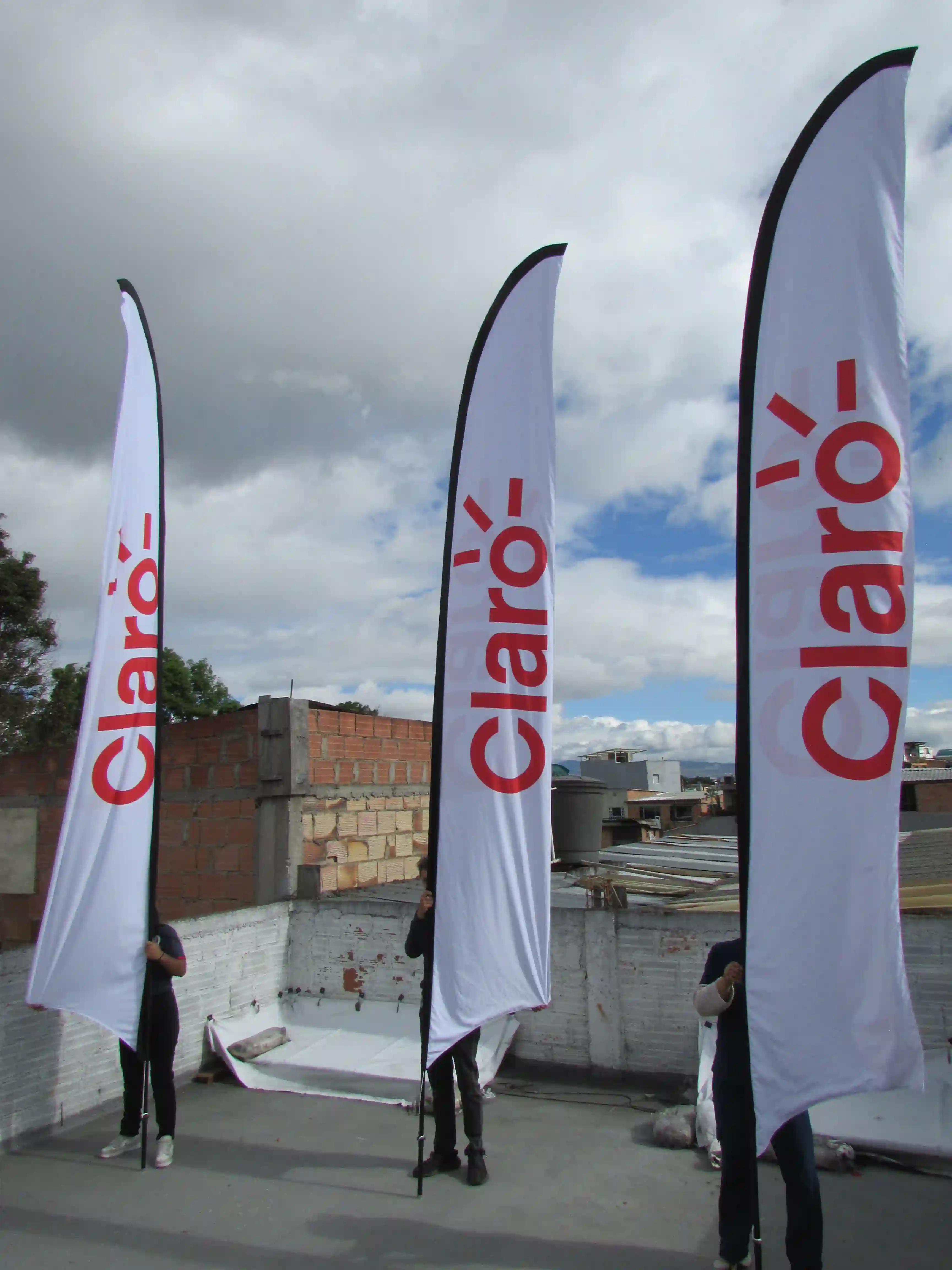Banderines publicitarios para la empresa Claro