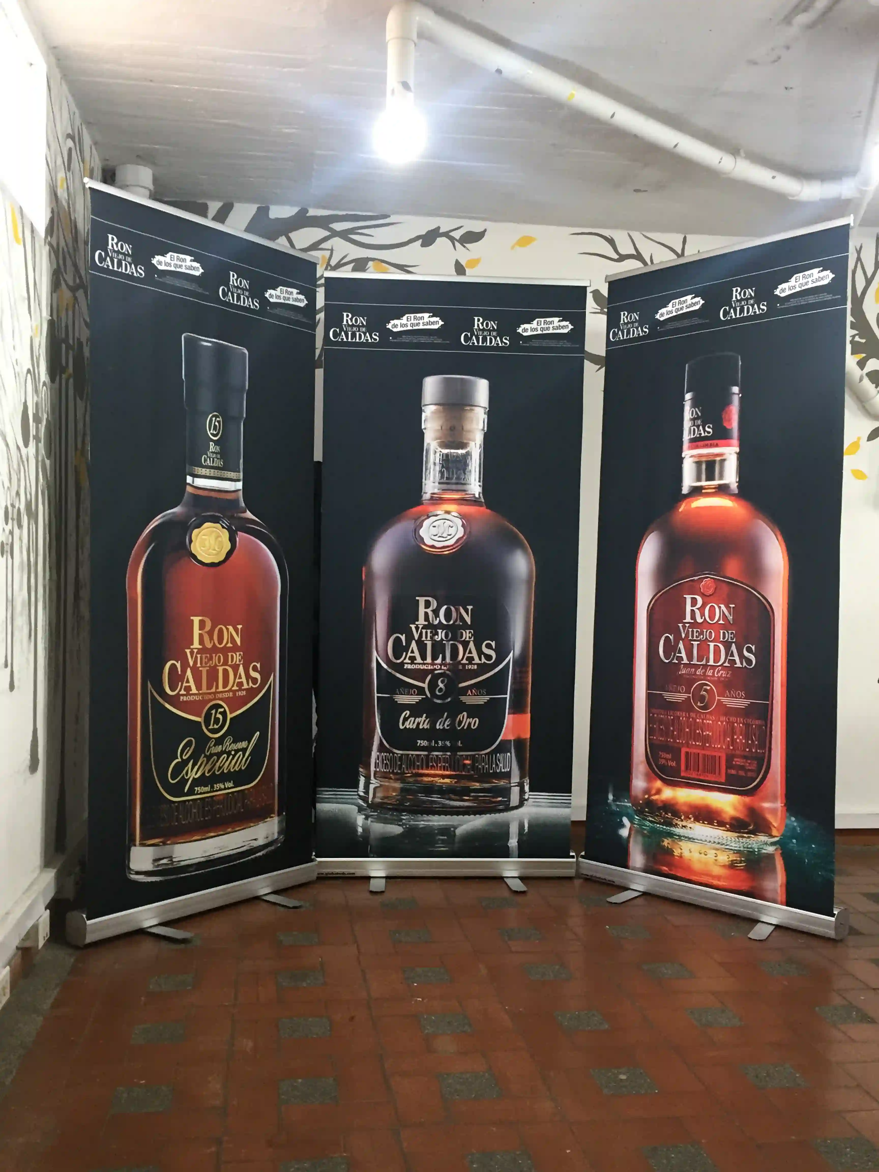 Roll Ups publicitarios para los productos Ron Viejo de Caldas