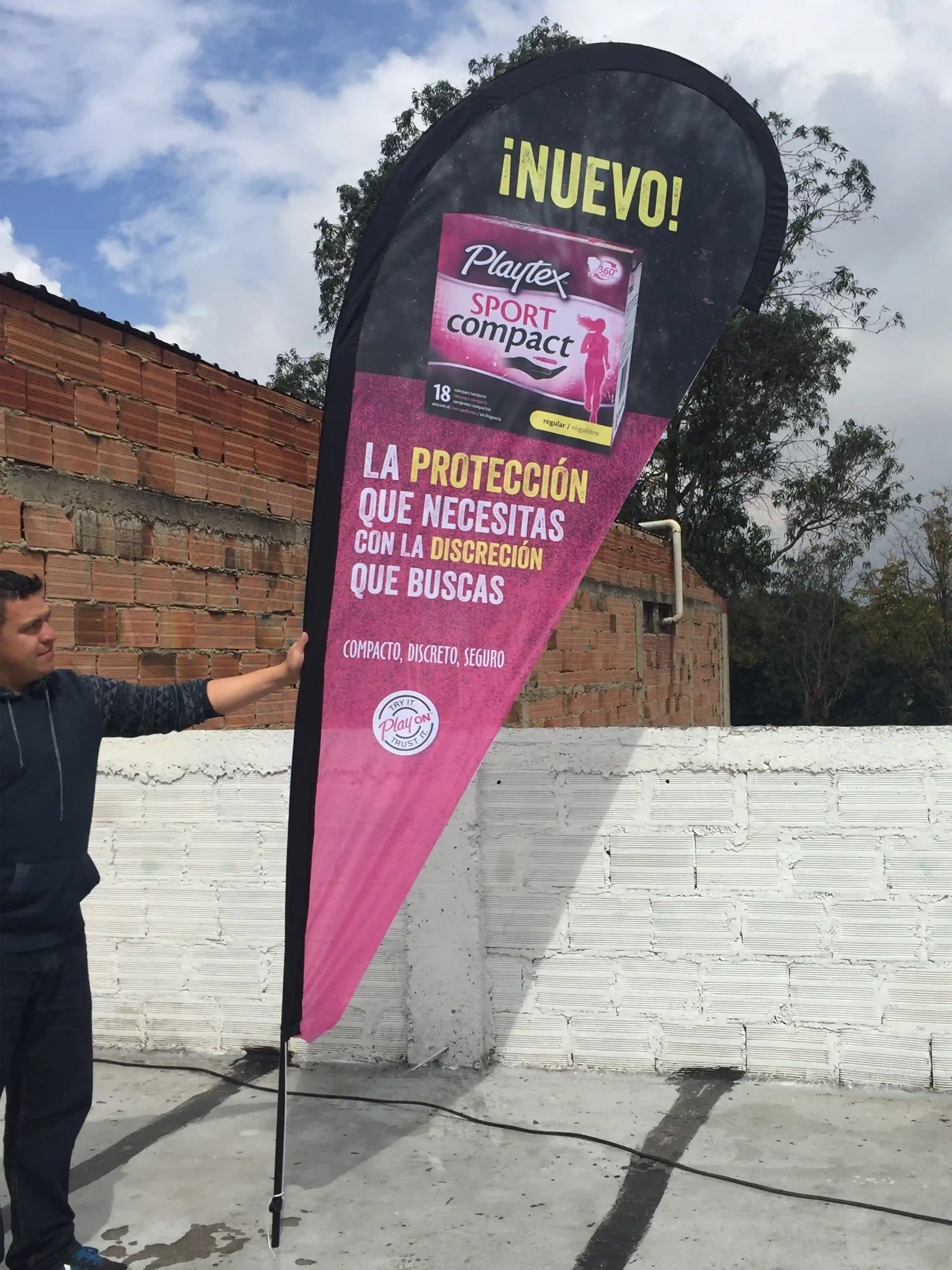 Bandera publicitaria en forma de pluma para la marca Playtex