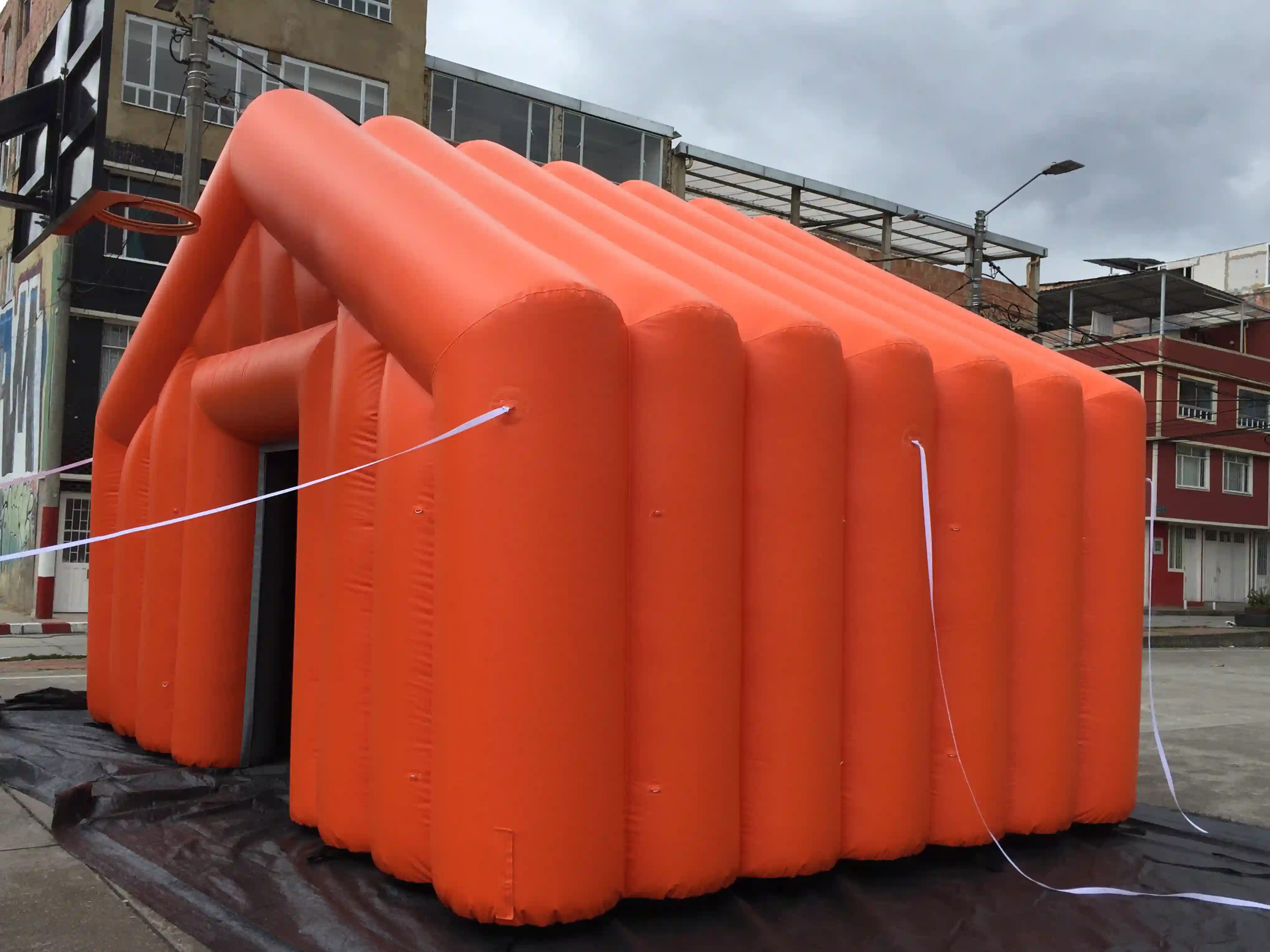 Carpa inflable de color naranja