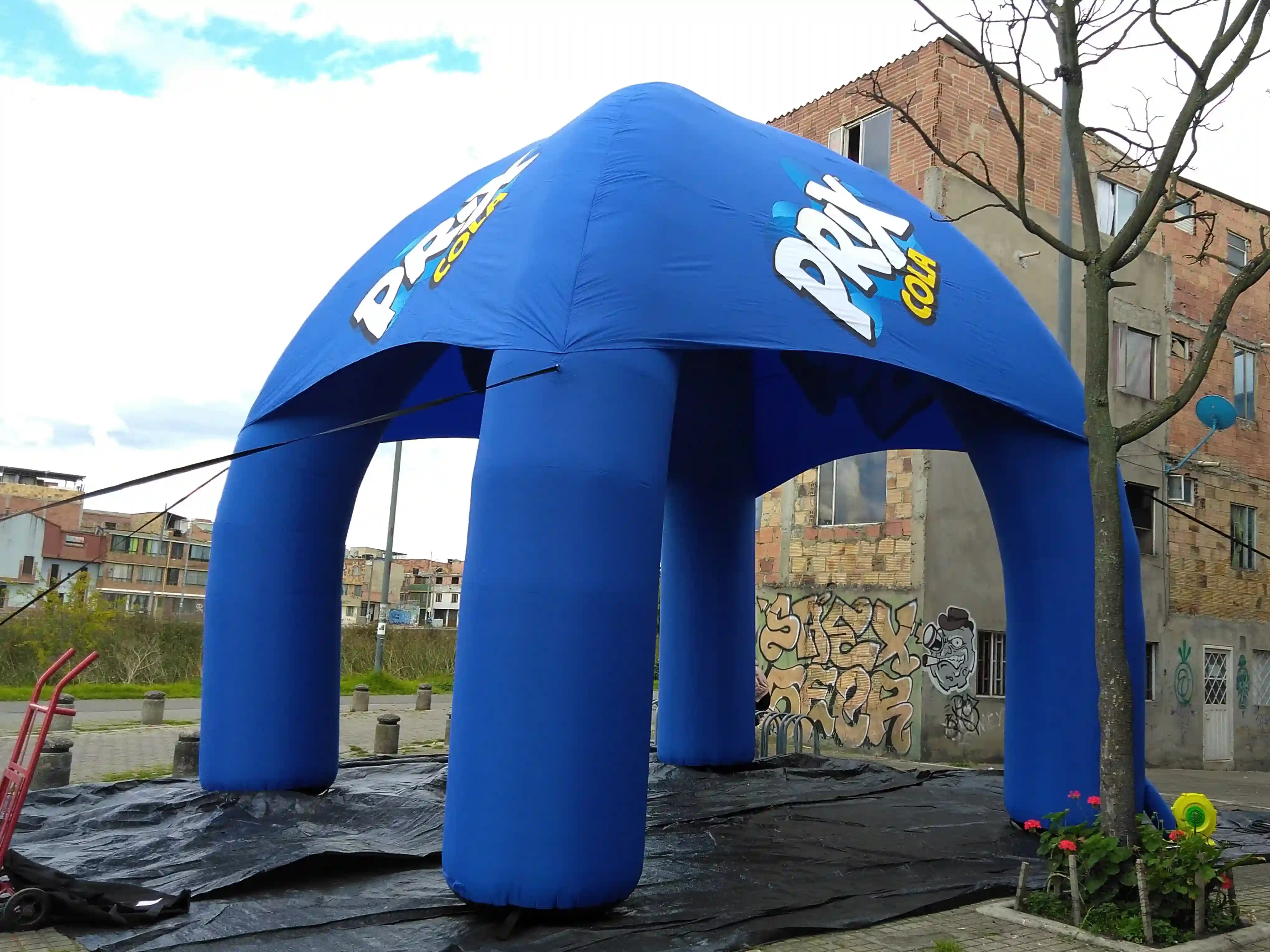 Carpa inflable de color azul publicitaria para la marca PRIX COLA