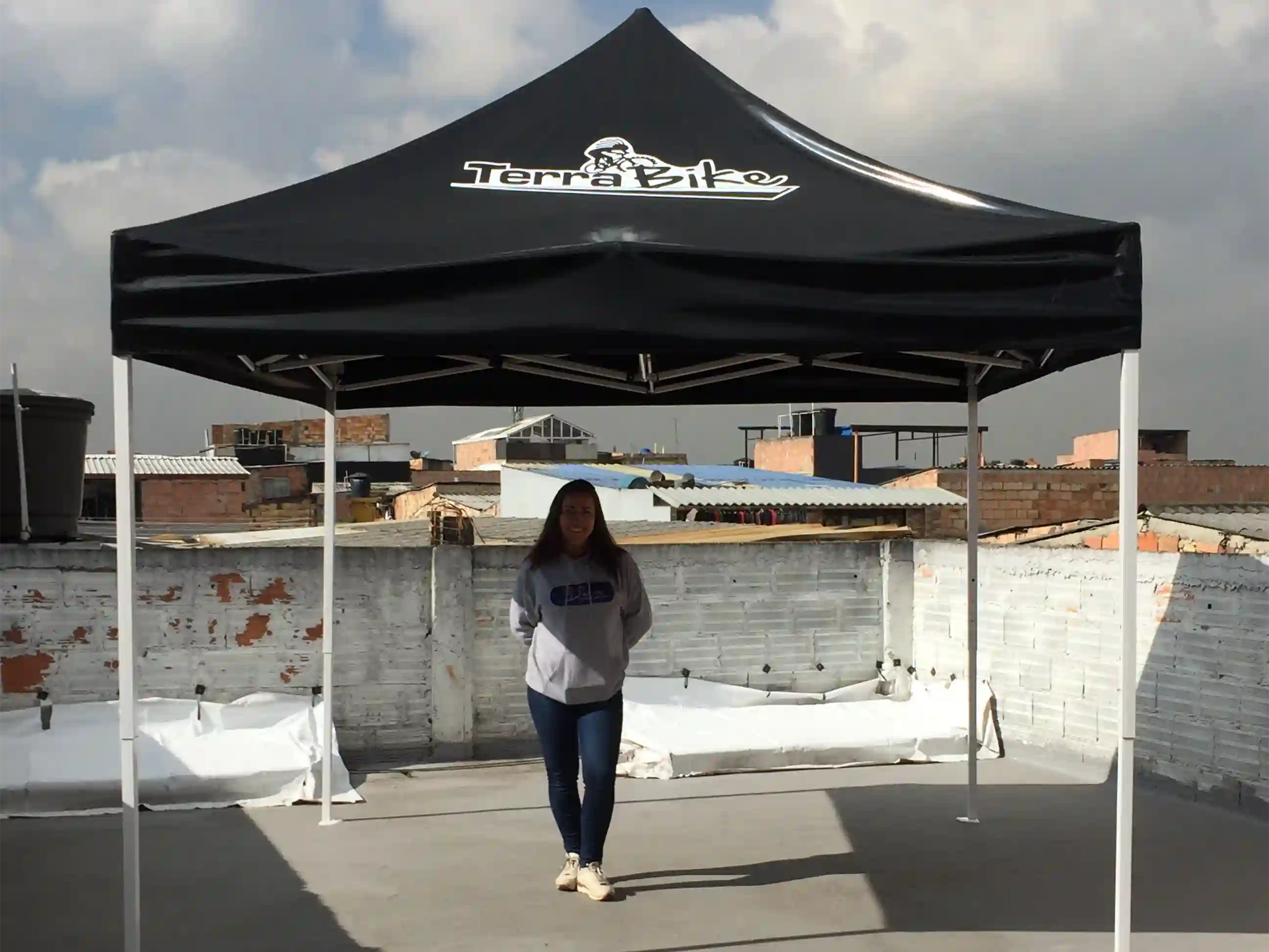 Carpa estructurada publicitaria de color blanco con negro para la empresa TerraBike