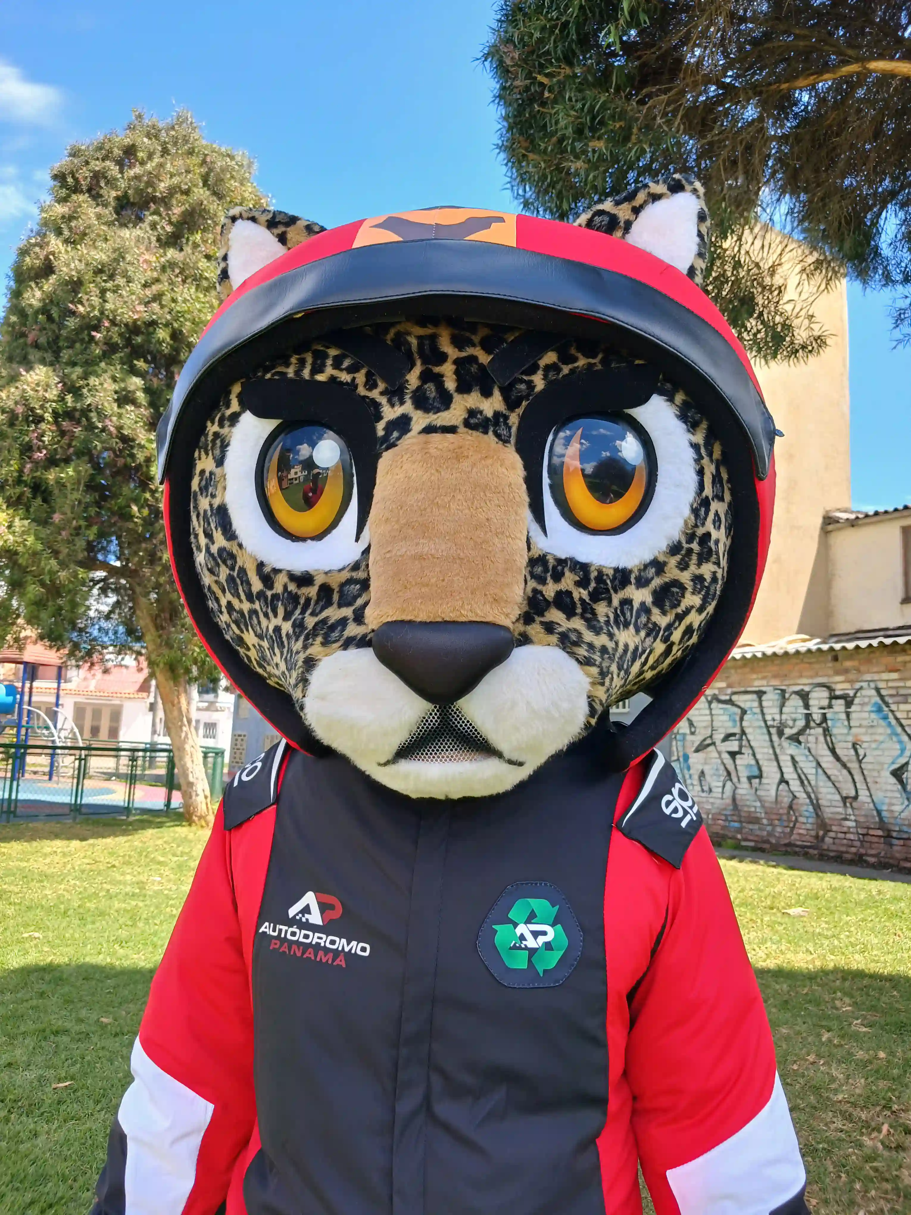 Creación de botarga publicitaria Jar, mascota corporativa del Autódromo de Panamá