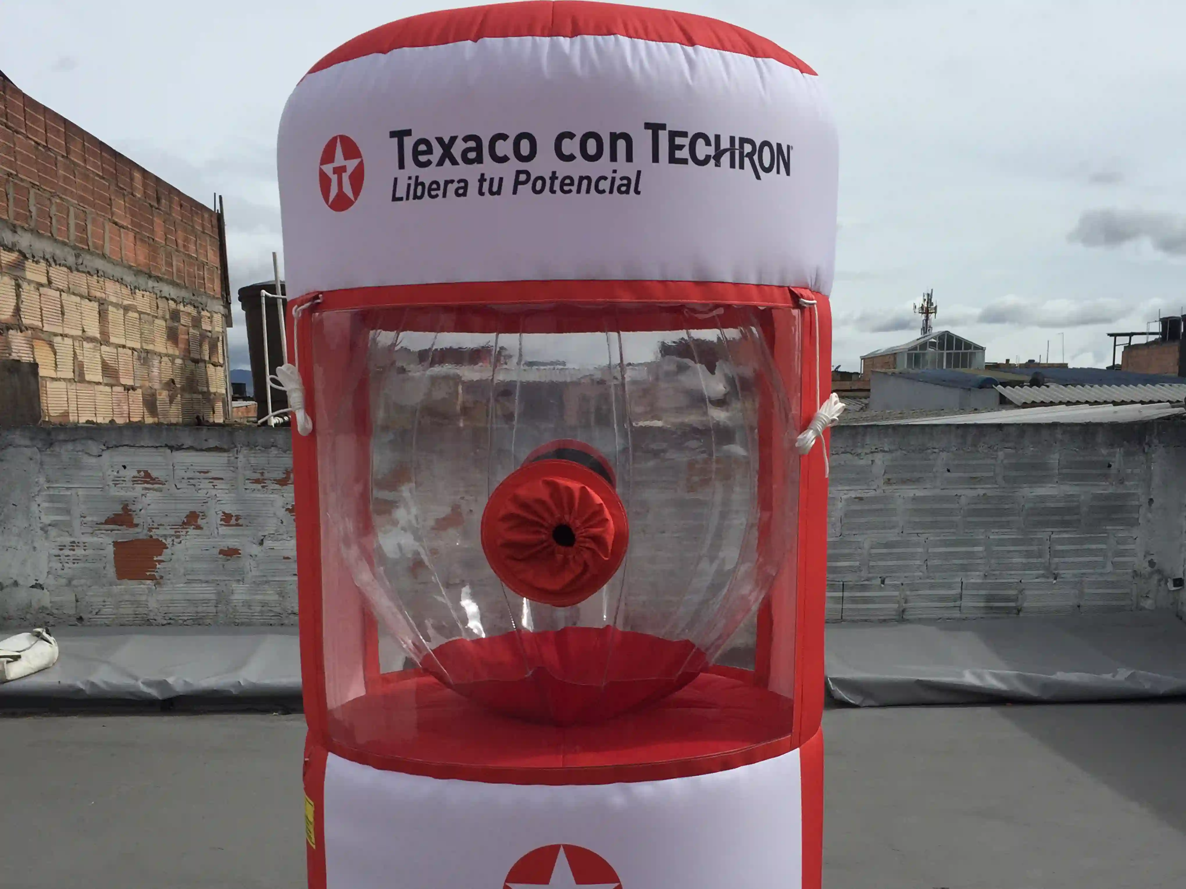 Huracán inflable publicitario para la empresa Texaco con Techron