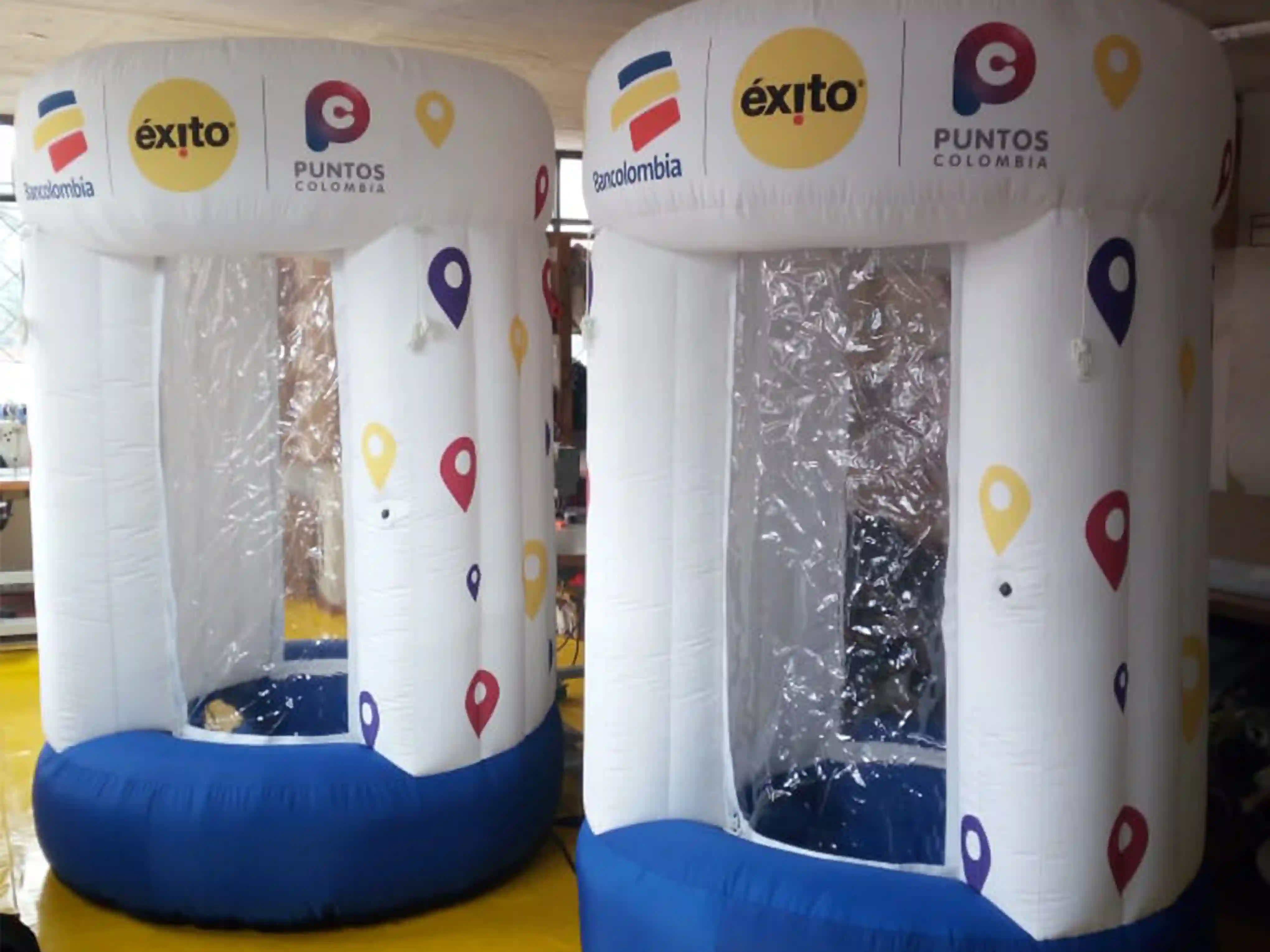 Inflables con formas de Cabinas de sorteo para la empresa Éxito, Puntos Colombia y Bancolombia