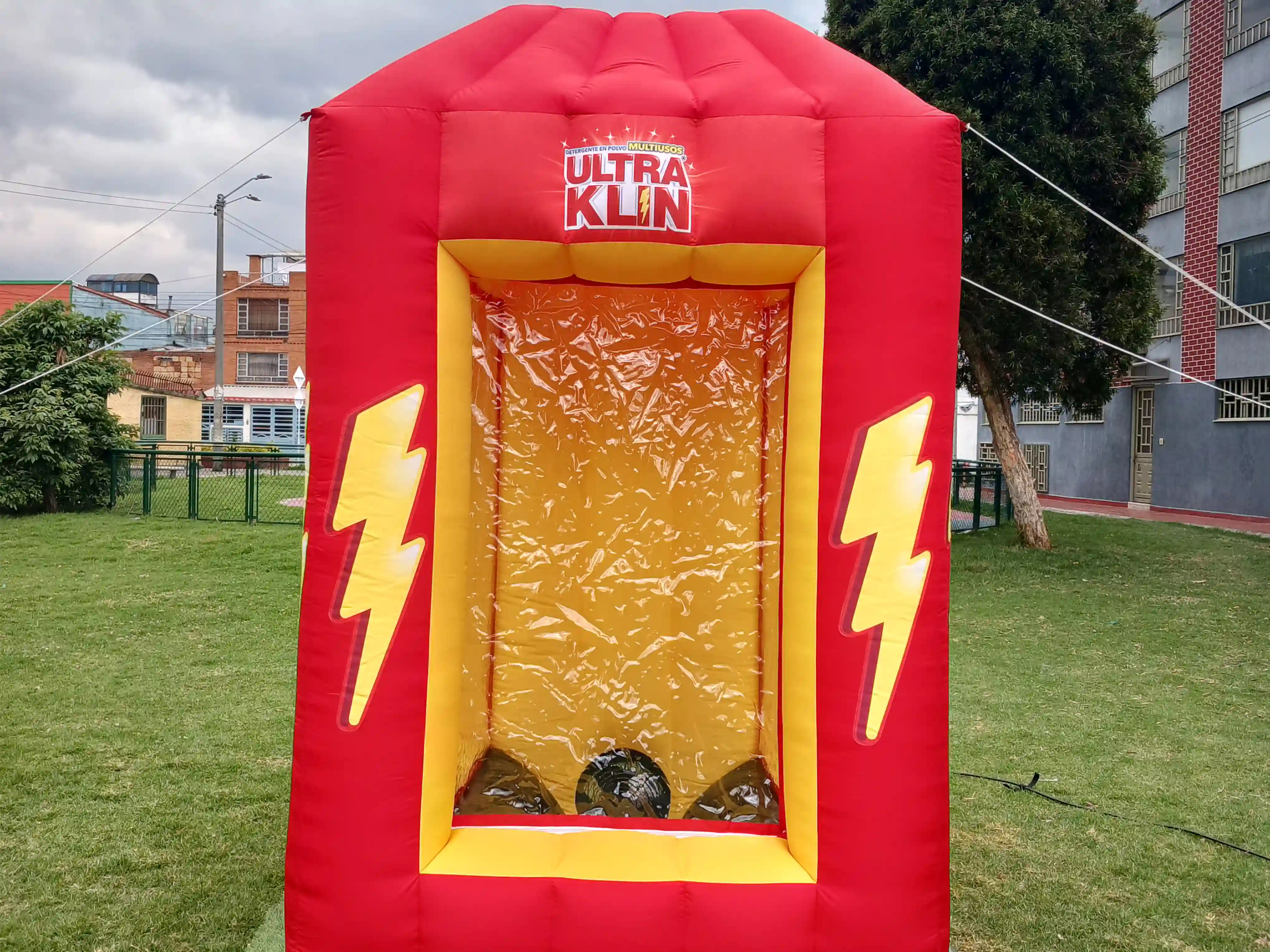 Inflable con forma de Cabina para juego de sorteo de la marca Ultra Klin