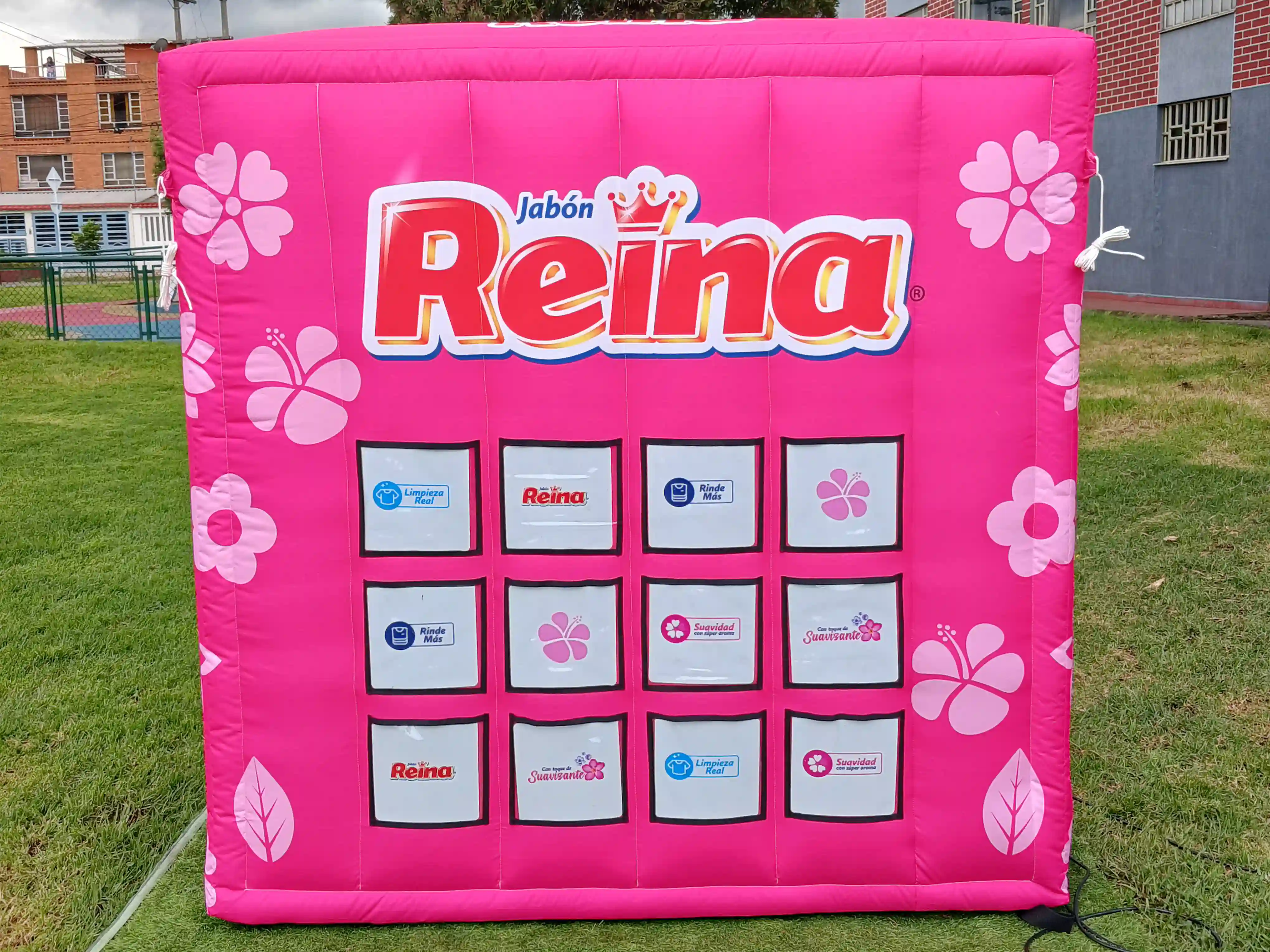 Inflable con forma de juego de sorteo para la empresa Jabón Reina