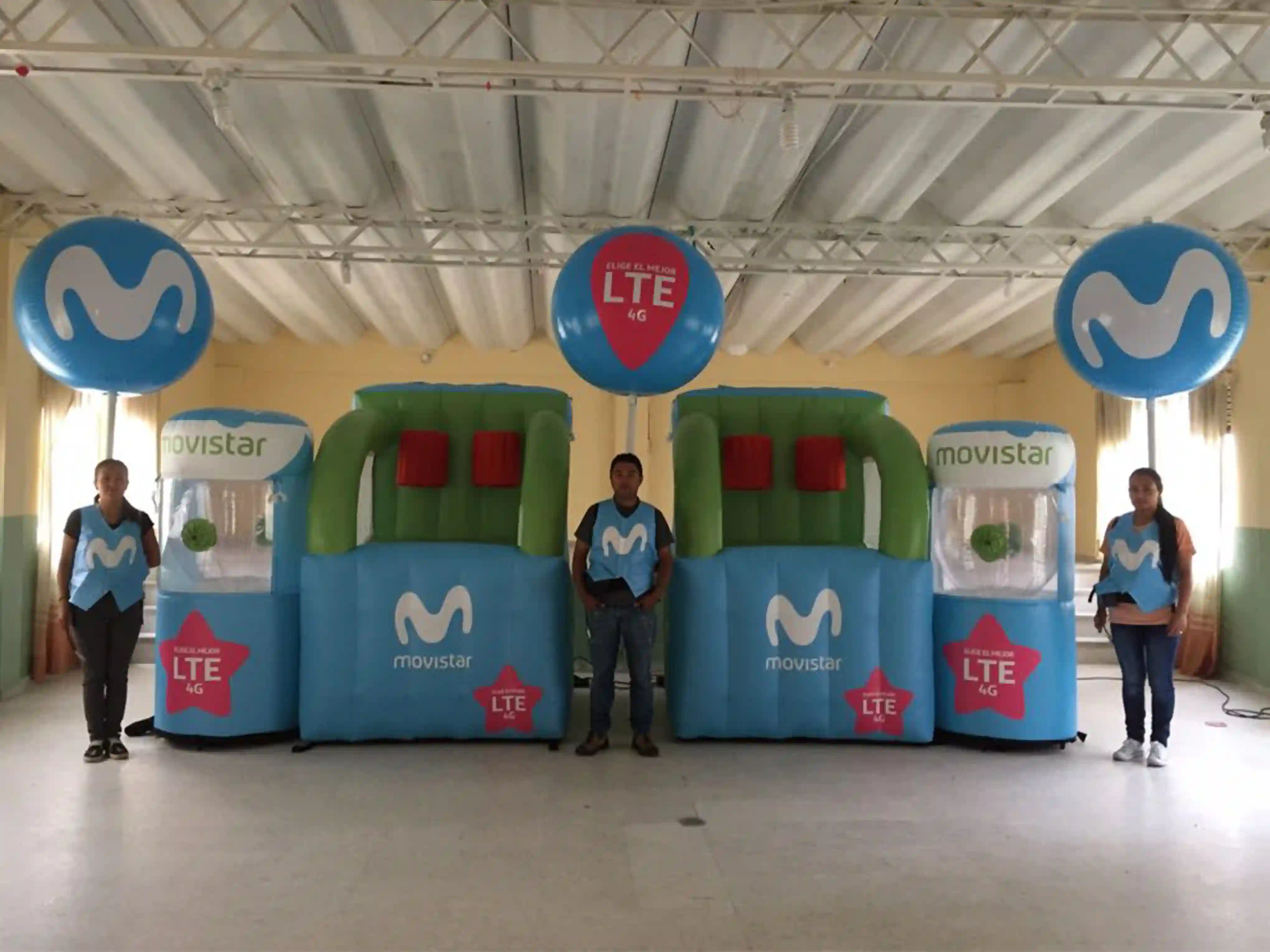 Juegos de sorteo inflables publicitarios pautando para la empresa Movistar, Basketball, huracanes y globo móviles