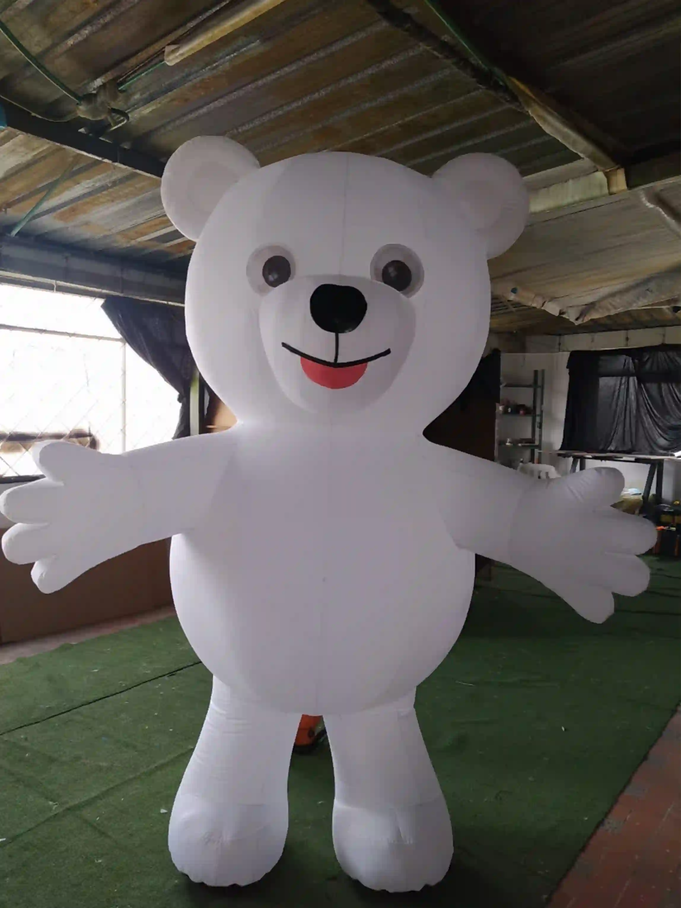 Muñeco inflable con forma de oso