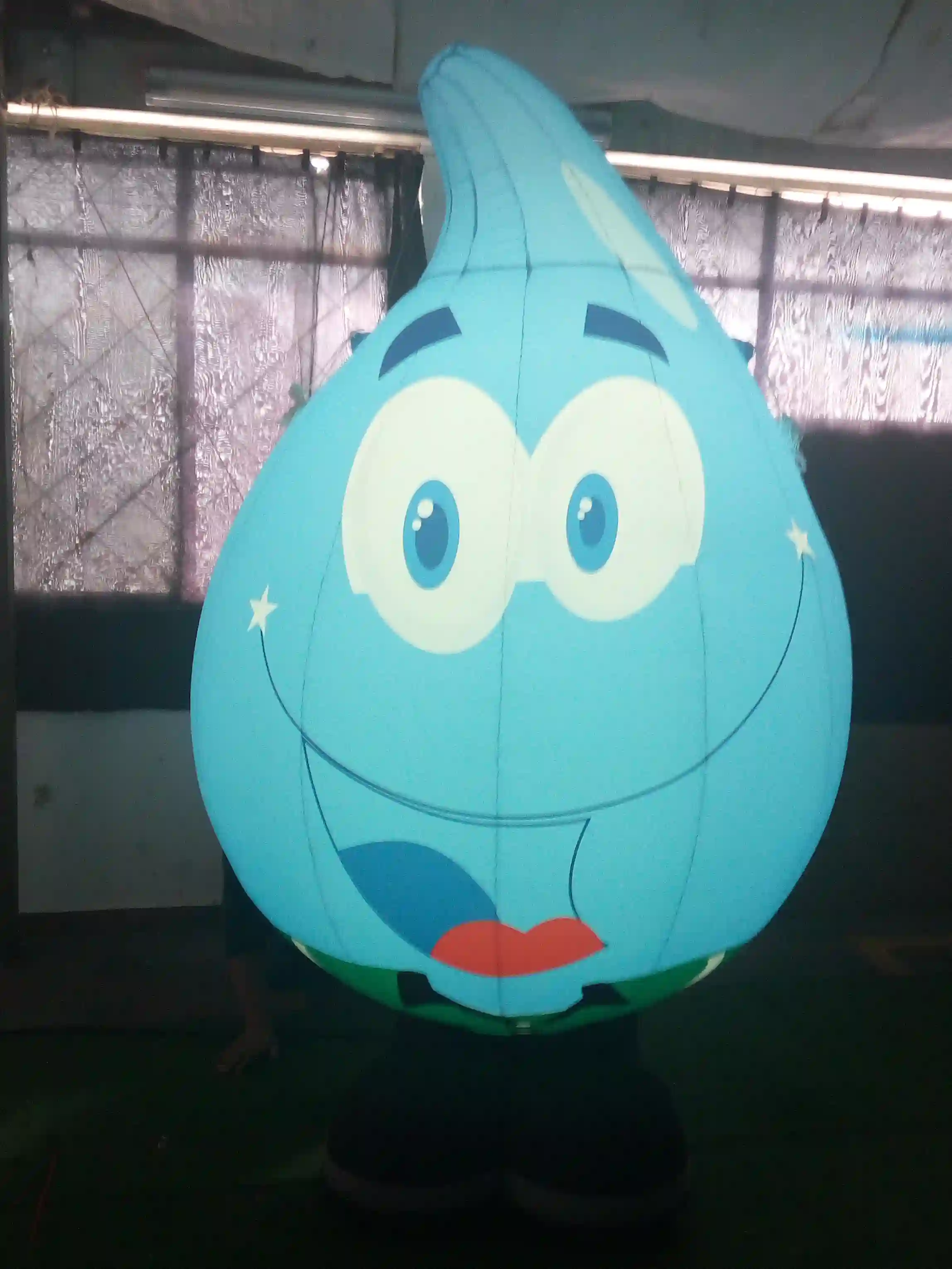 Muñeco inflable con luz interior con forma de gota de agua