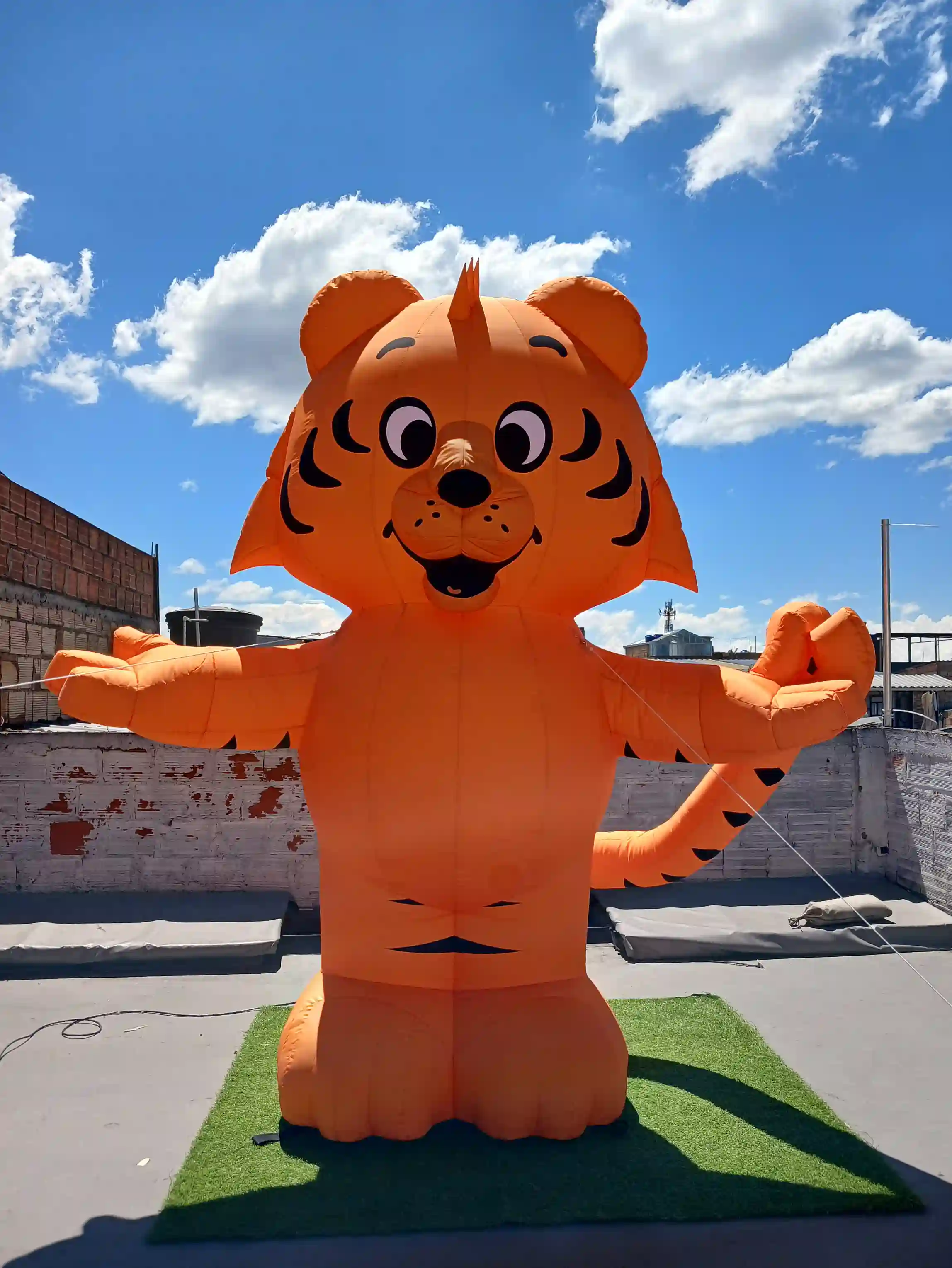 Muñeco Inflable con forma de Tigre