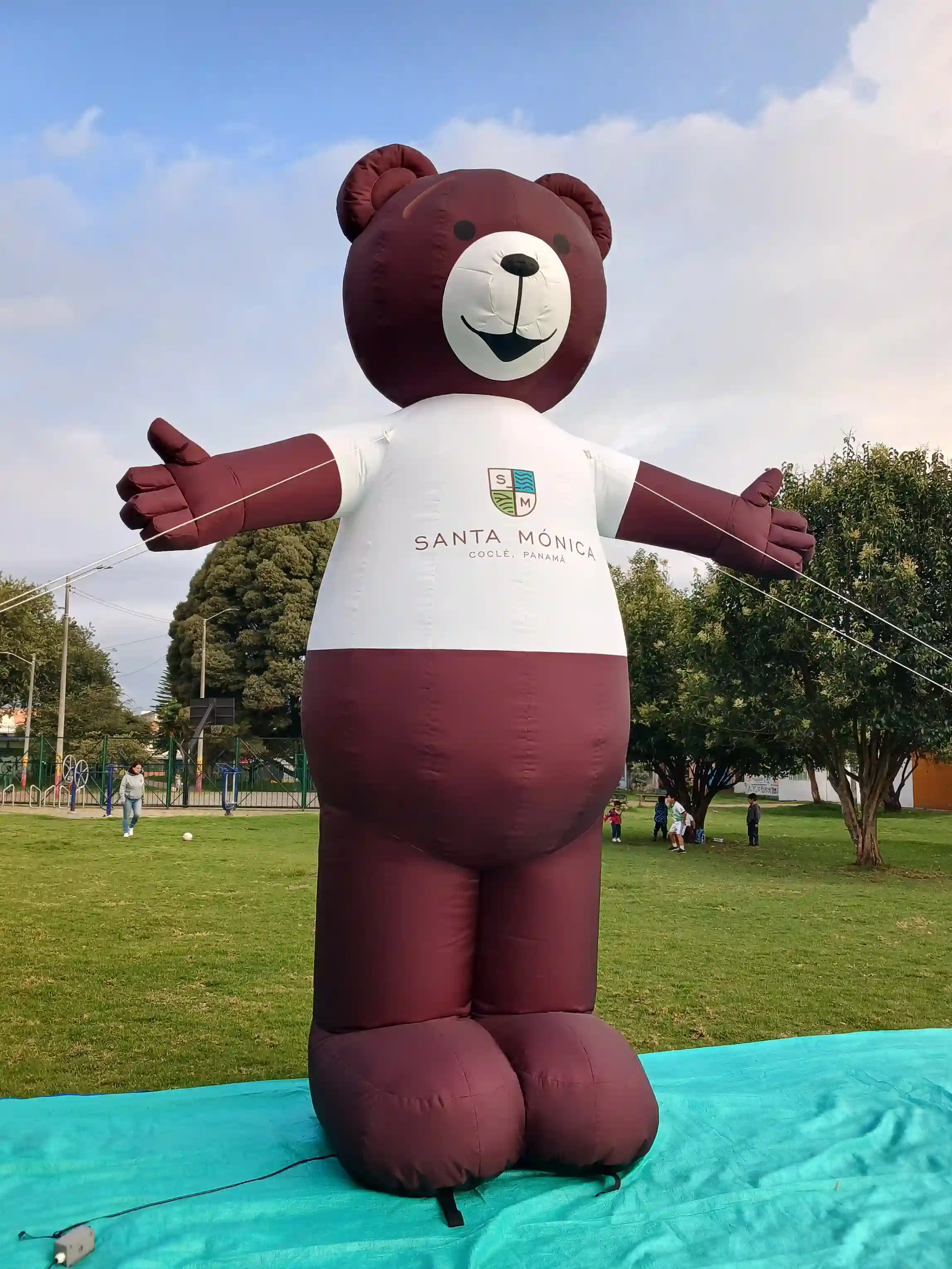 Muñeco Inflable con forma de Oso para la empresa inmobiliaria y de construcción Santa Mónica en Panamá