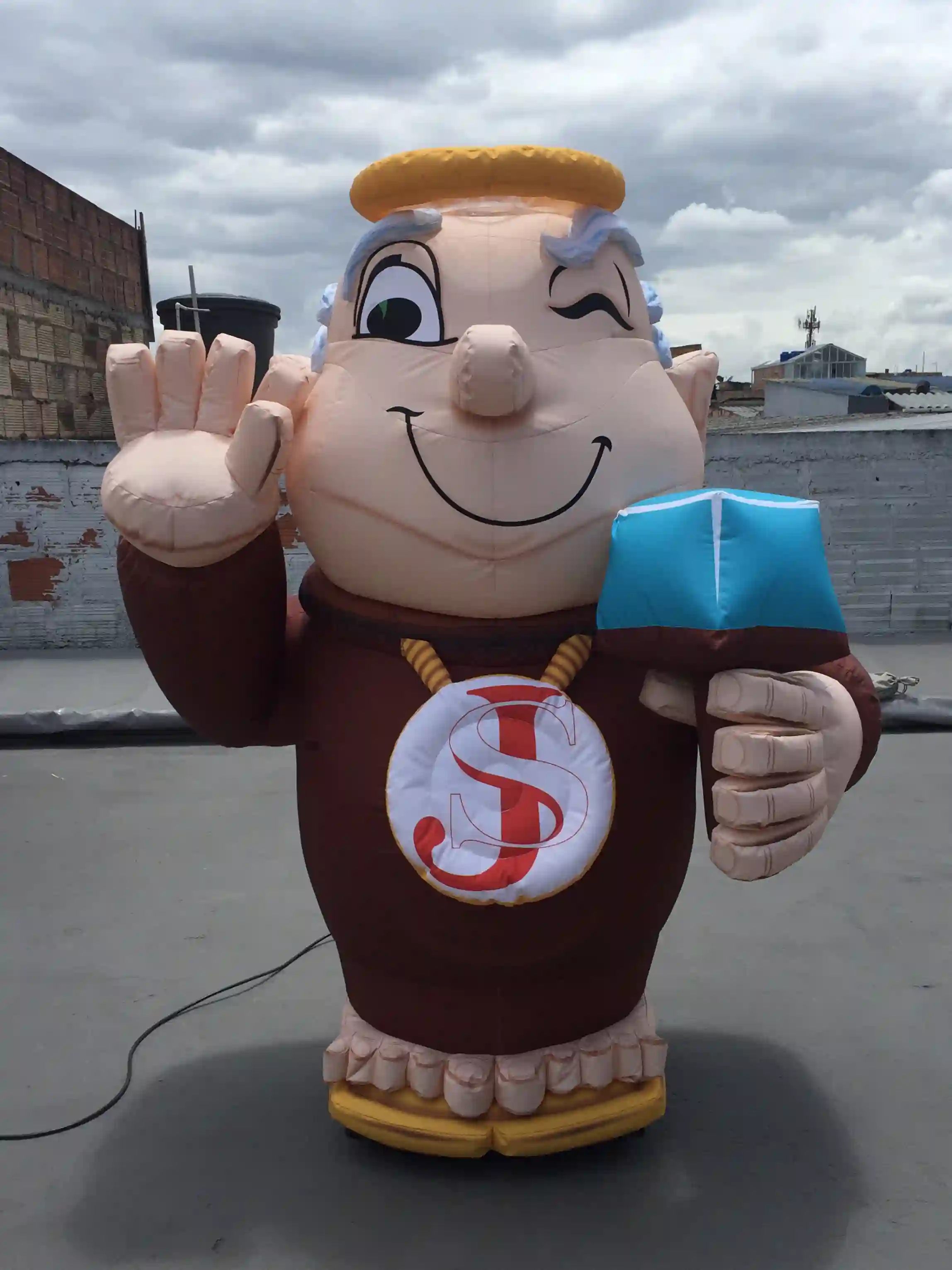 Muñeco inflable con forma del personaje icónico de la marca Helados San Jerónimo