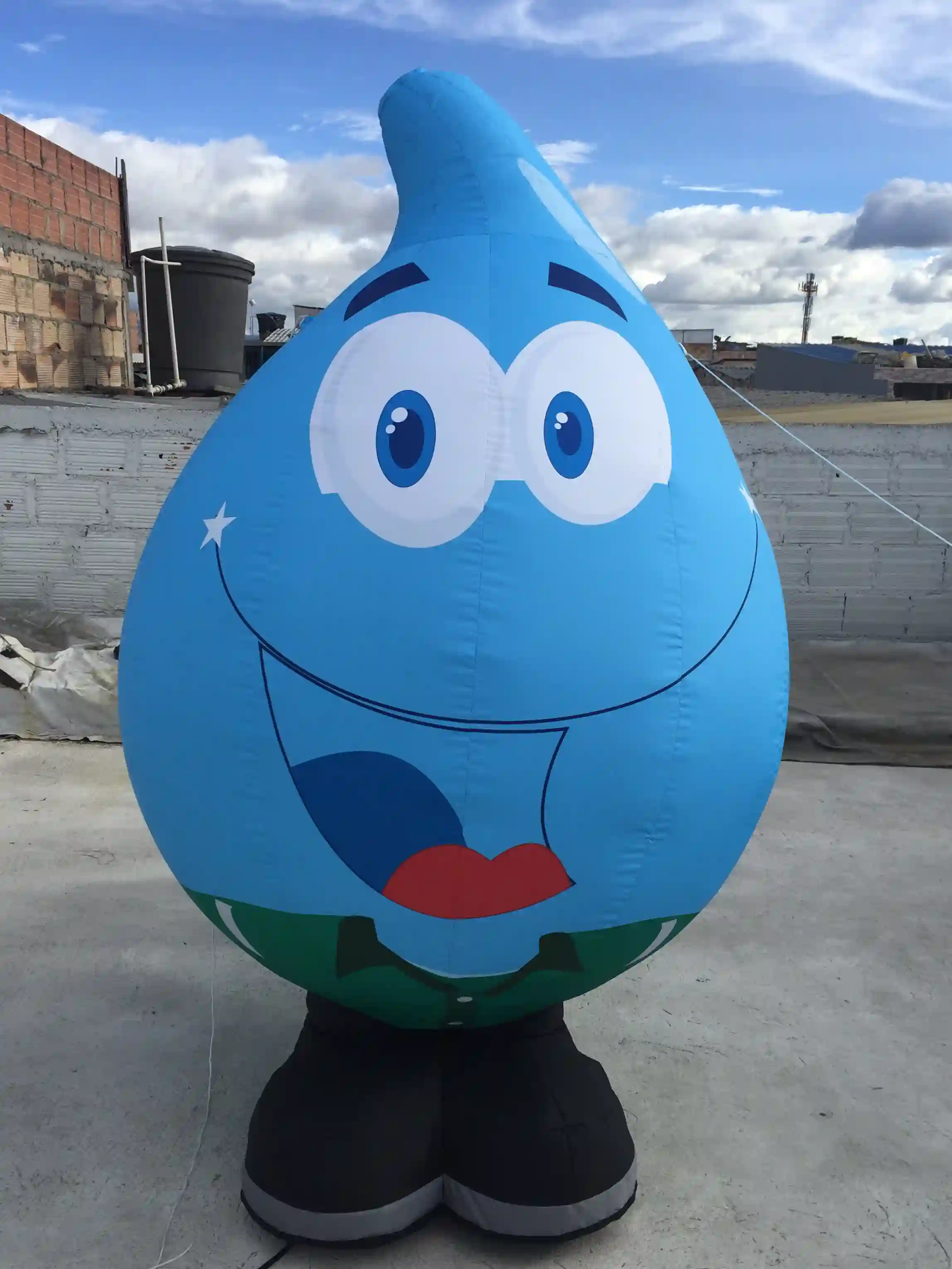 Muñeco inflable con forma de gota