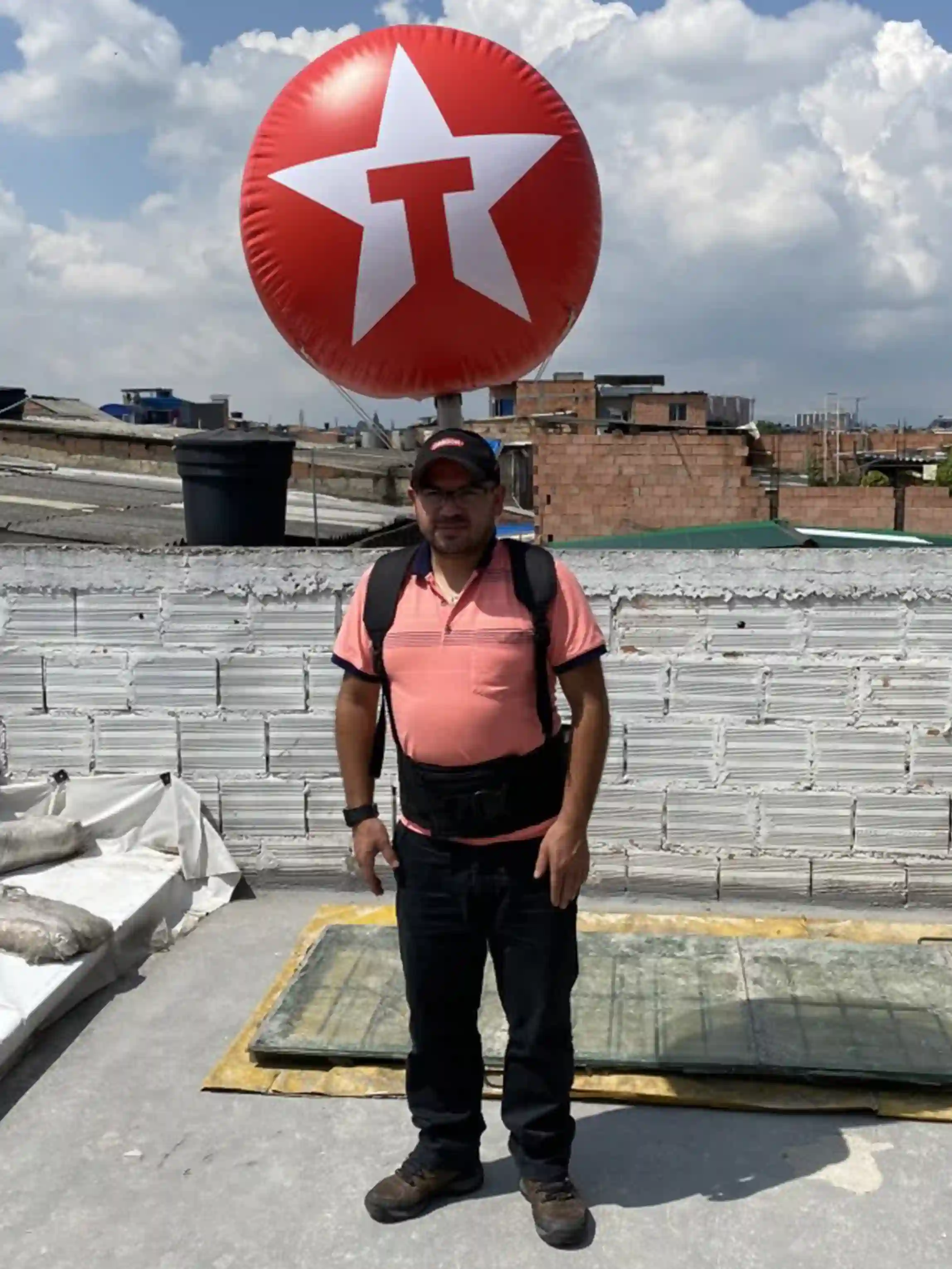 Hombre cargando un globo móvil en su espalda para la promoción de empresa Texaco