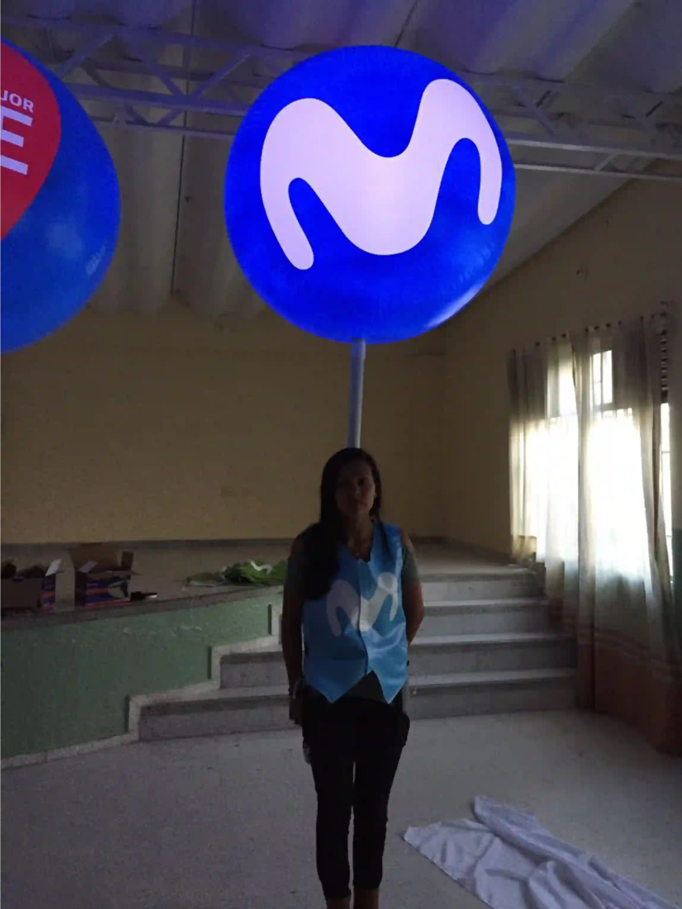 Mujer con un globo móvil en la espalda, promocionando Movistar