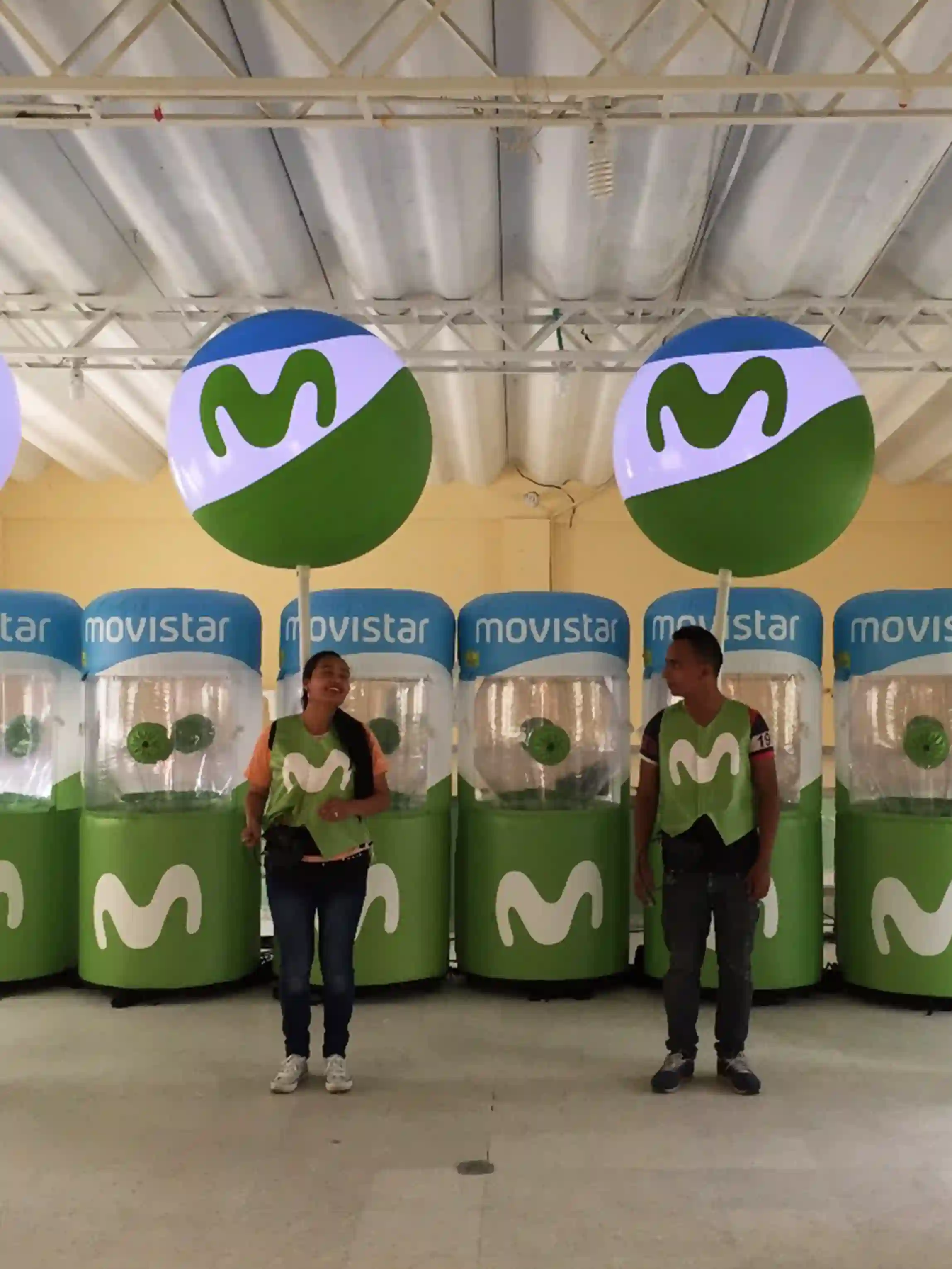 Huracanes inflables con dos globo móviles para la empresa Movistar