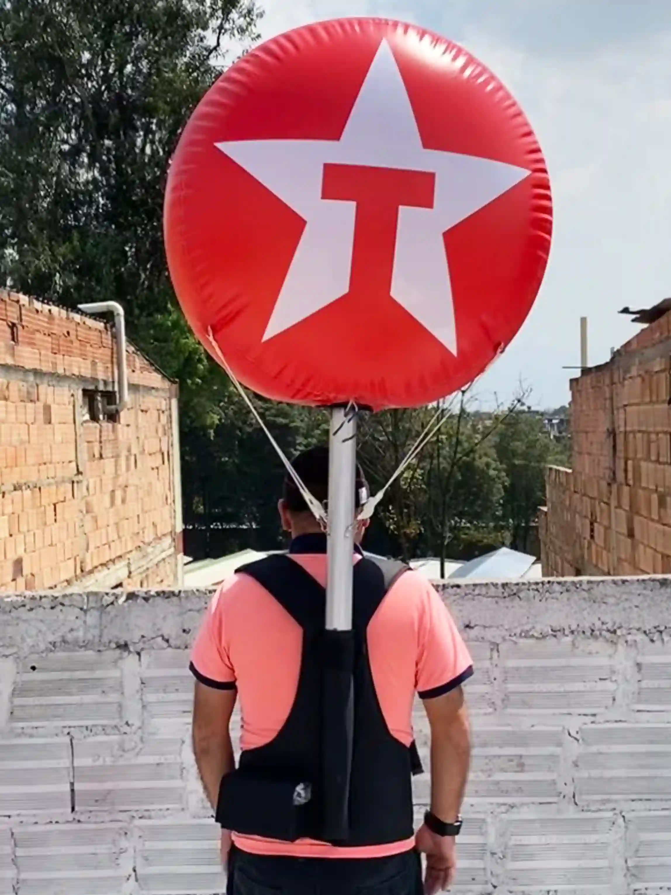 Globo móvil prublicitario de color rojo con el logo de la marca Texaco