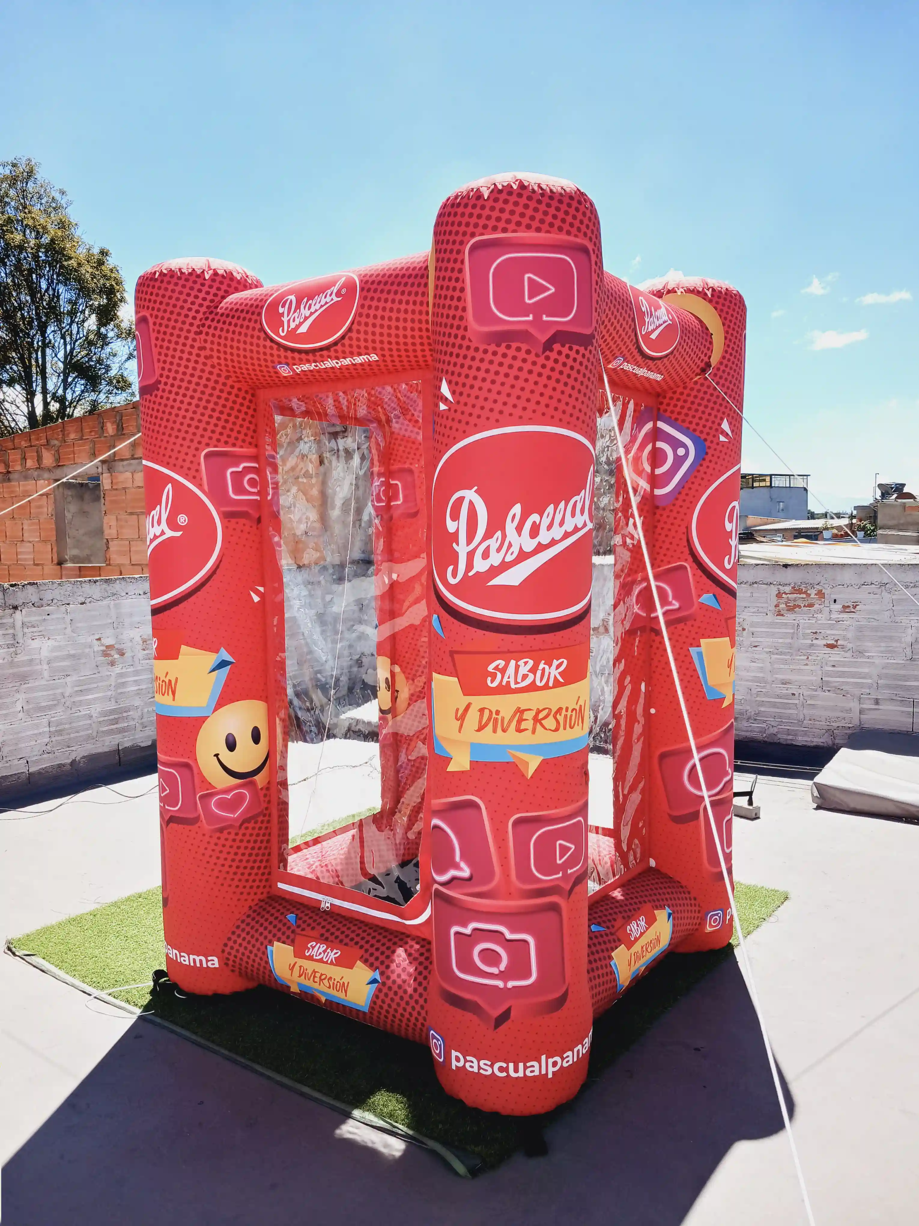Inflable con forma de cabina de sorteo