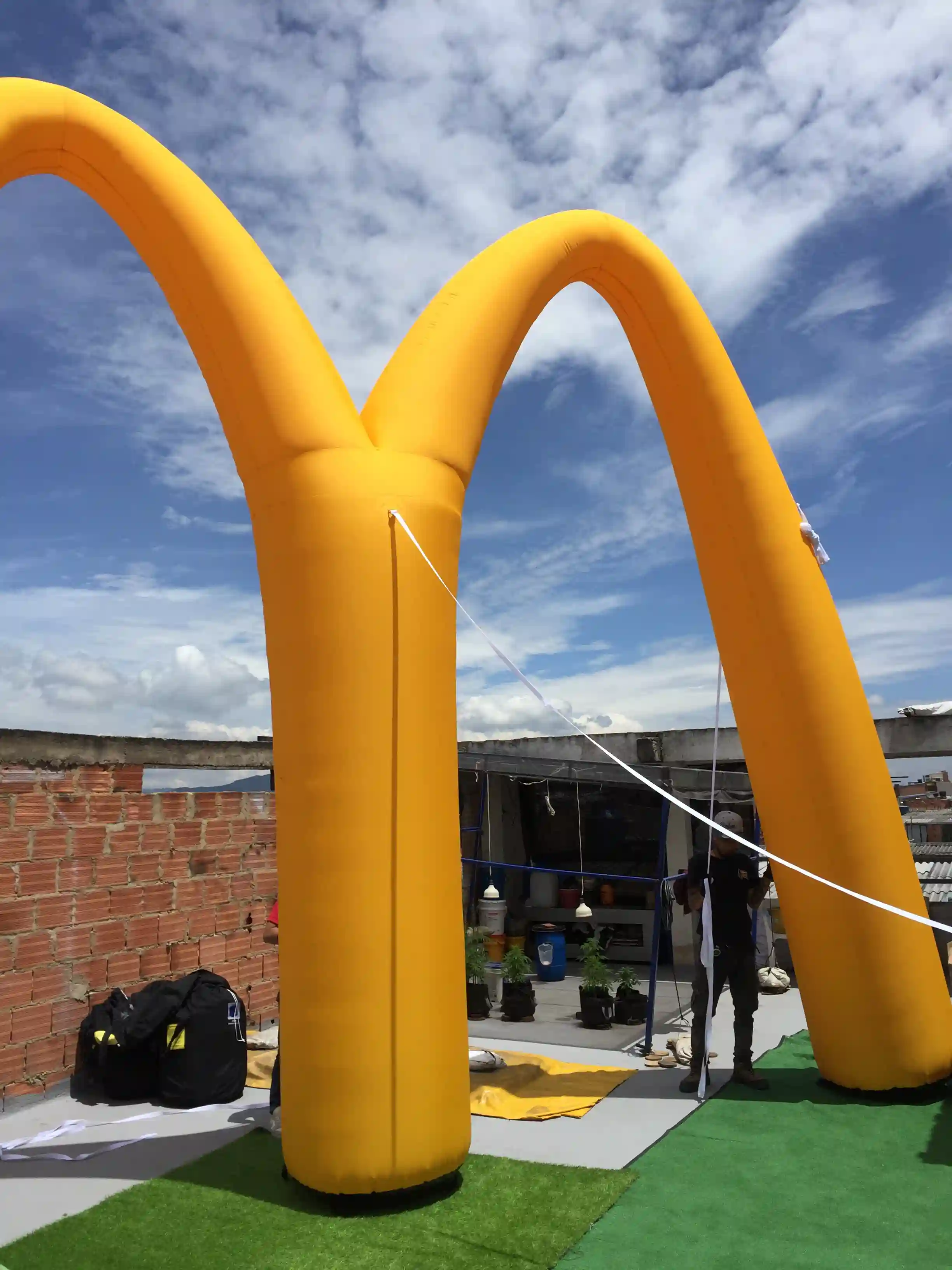 Arco inflable con la forma de M de la marca Mc Donalds