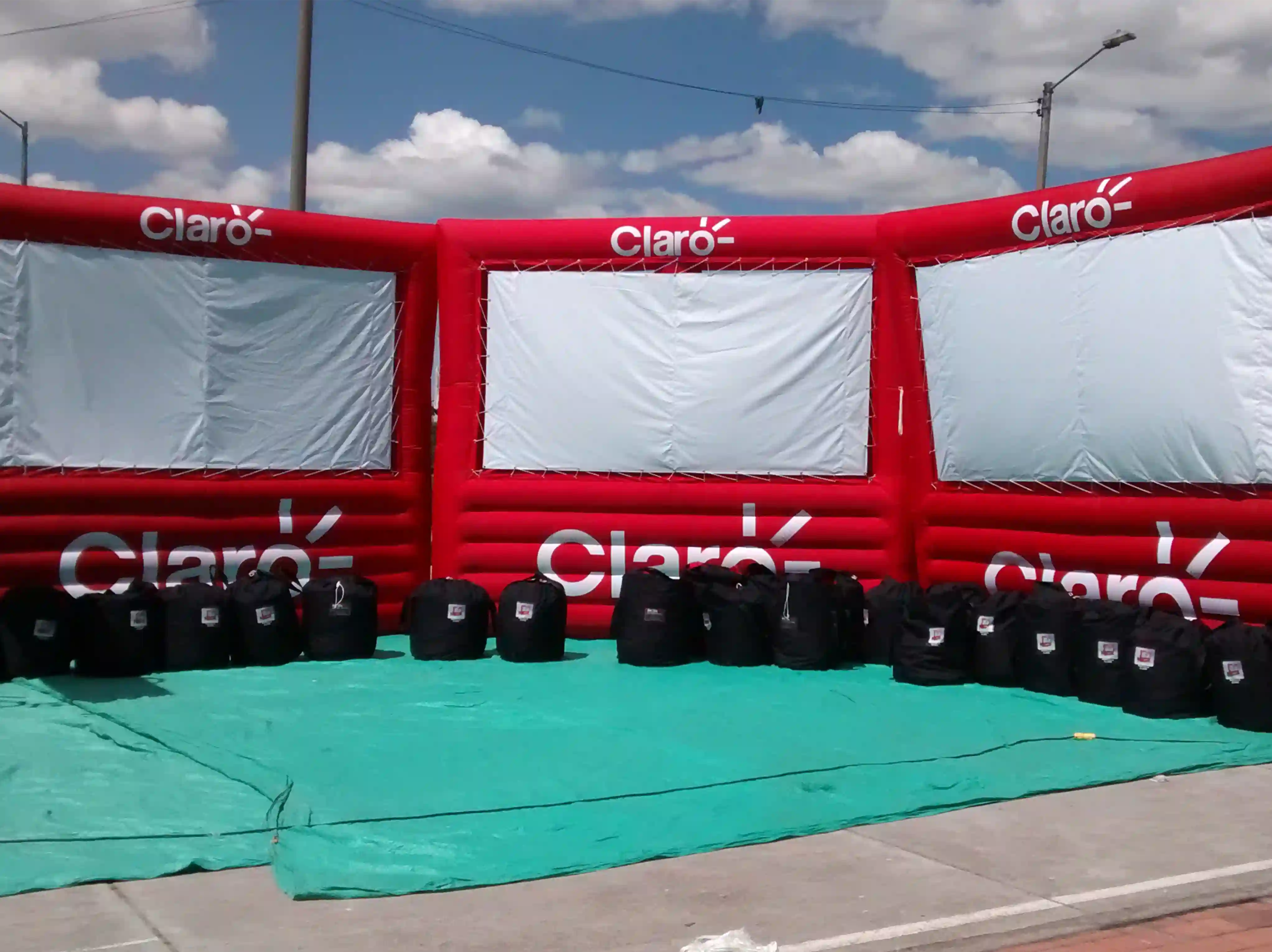 Pantallas de proyección Inflables para la empresa Claro