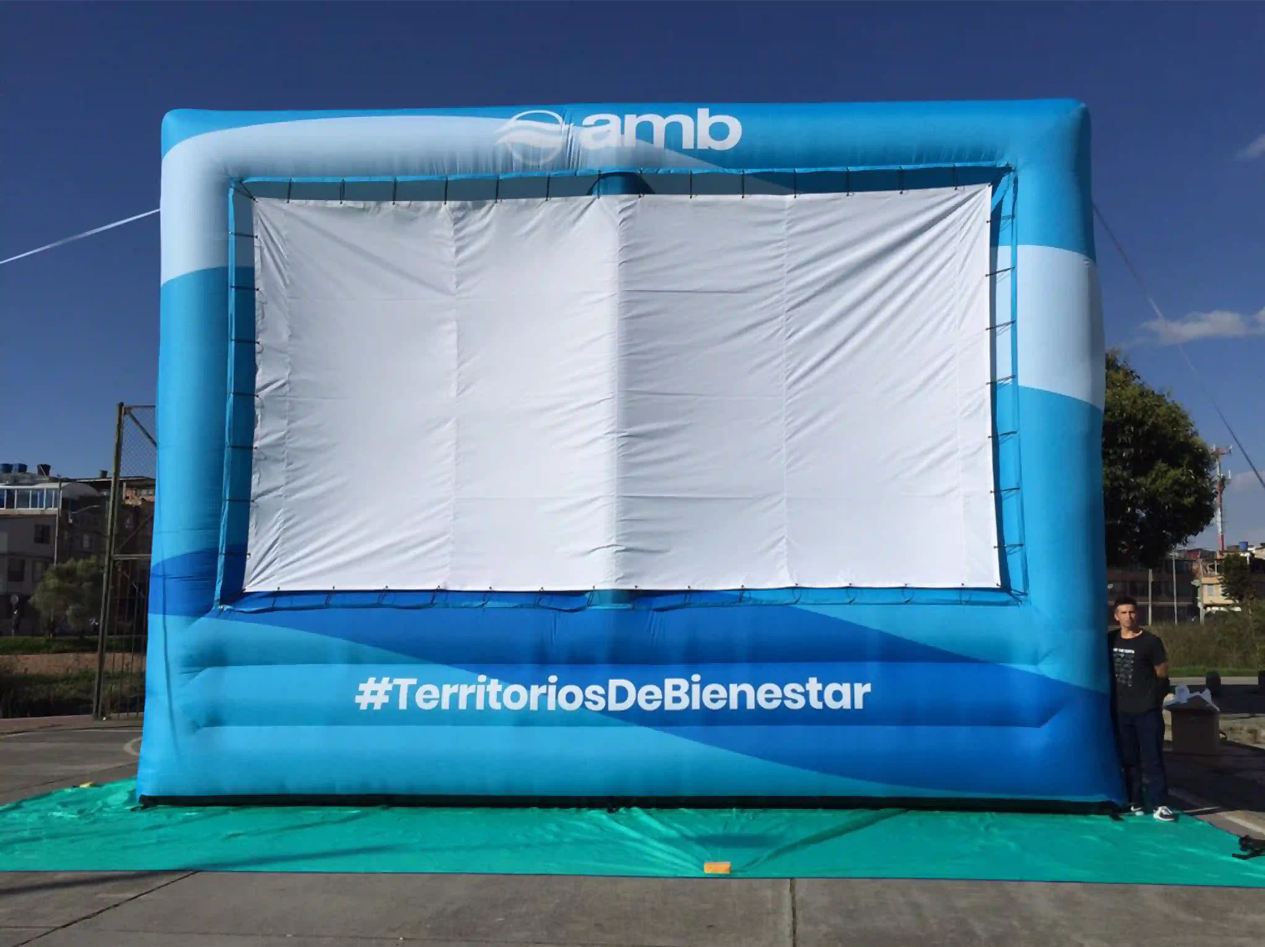 Pantalla de proyección para la empresa amb en su campaña #TerritoriosDeBienestar