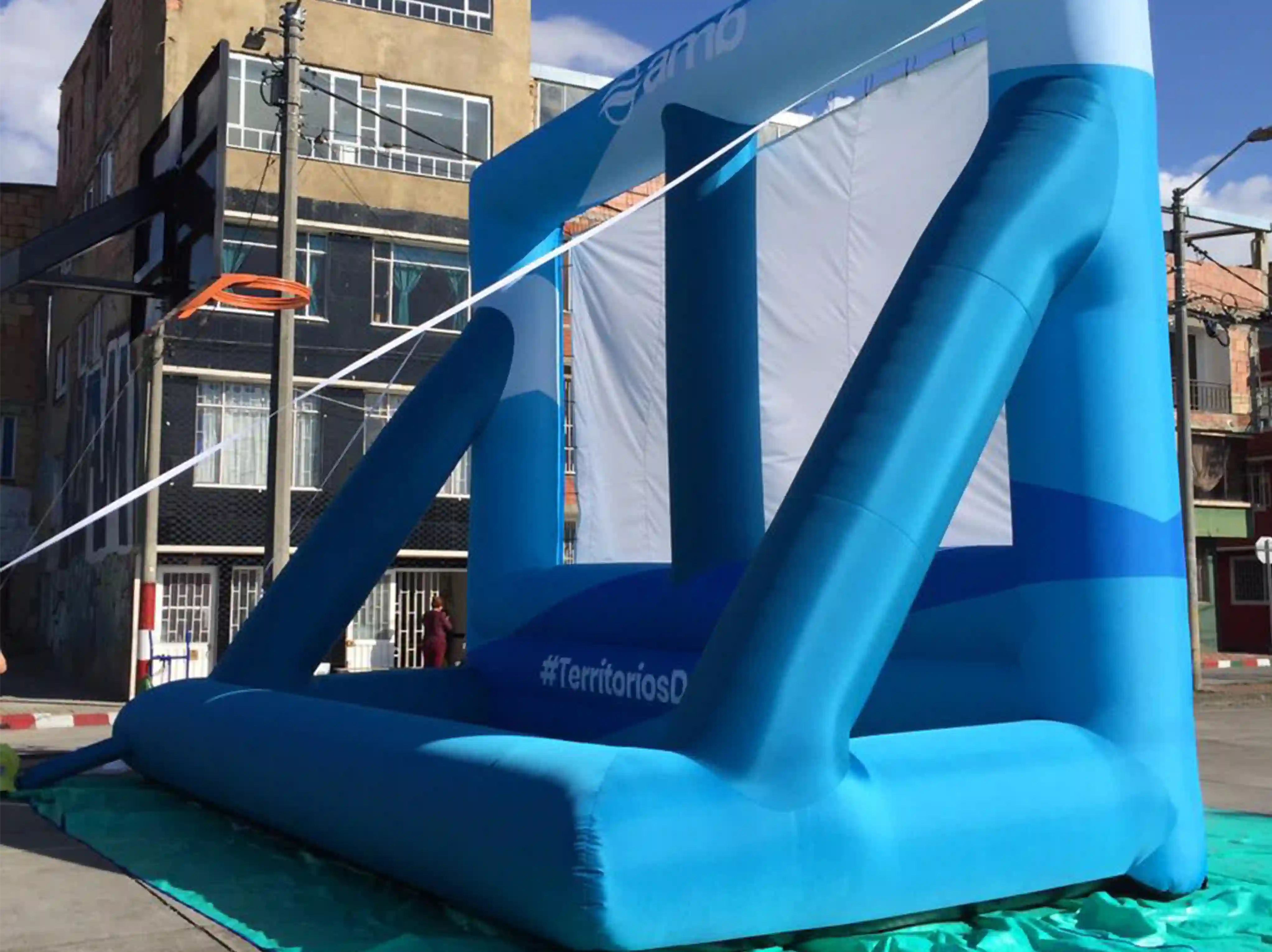 Pantalla de proyección para la empresa amb en su campaña #TerritoriosDeBienestar