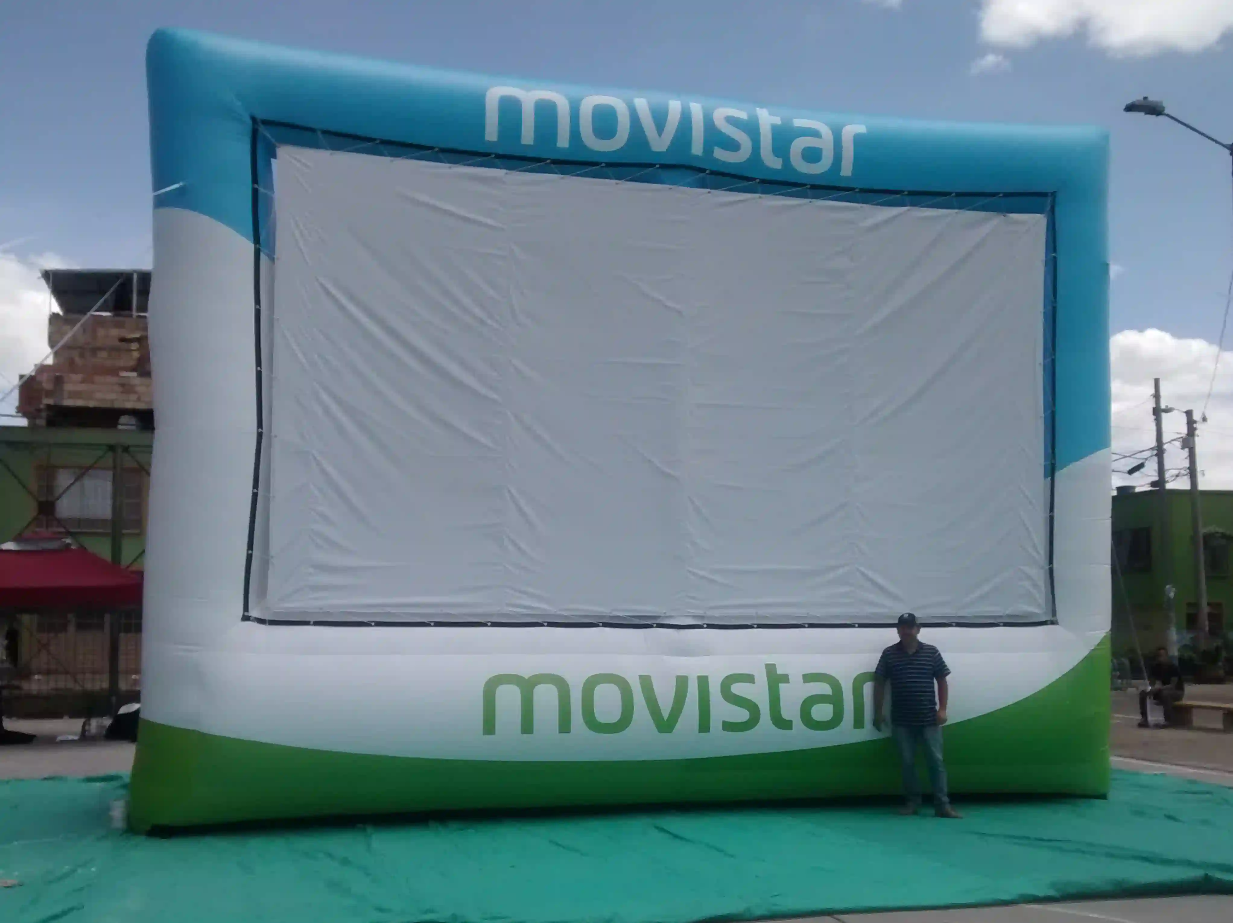 Pantalla de proyección publicitaria para la empresa Movistar