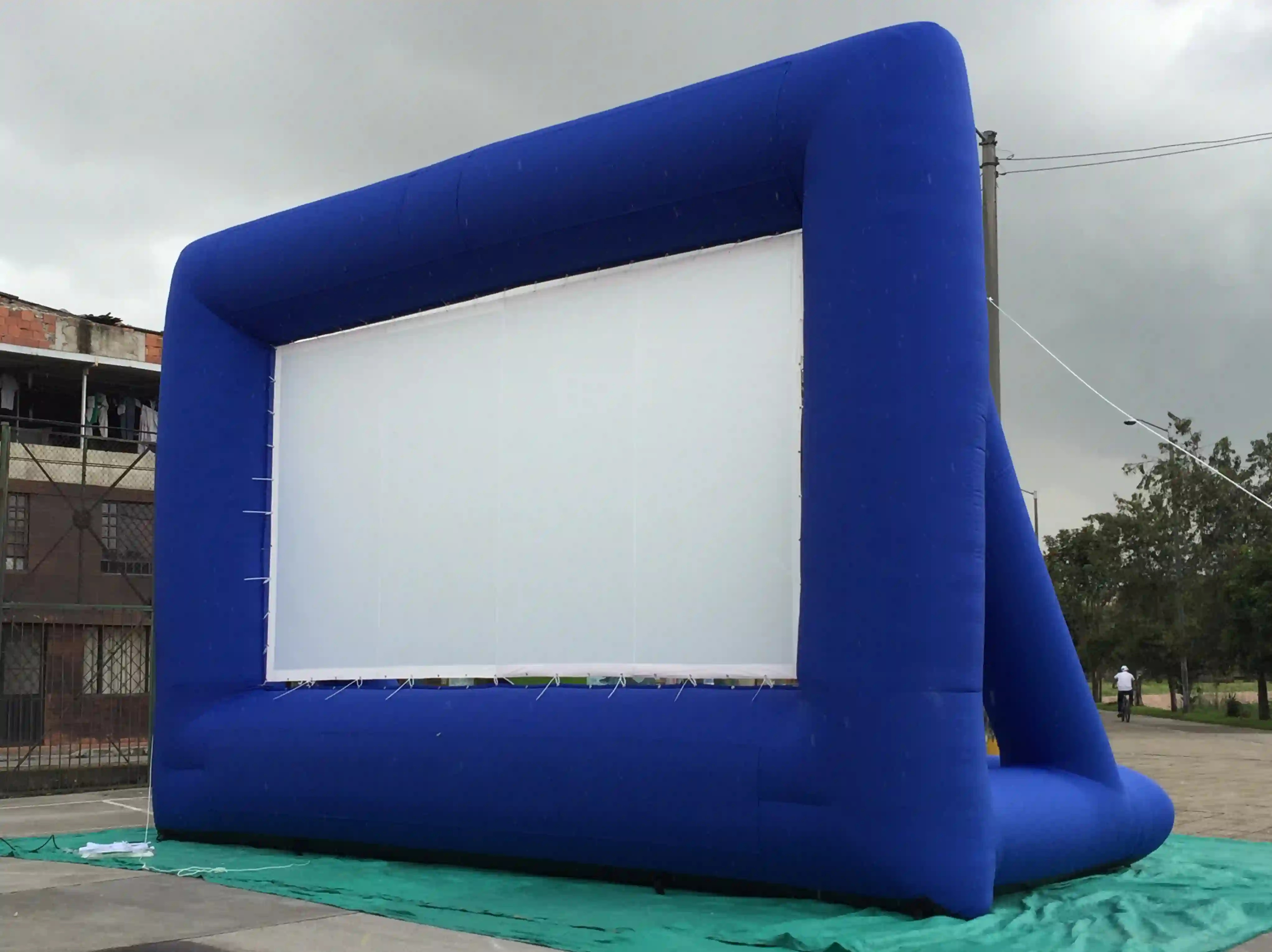 Pantalla de proyección publicitaria de color azul