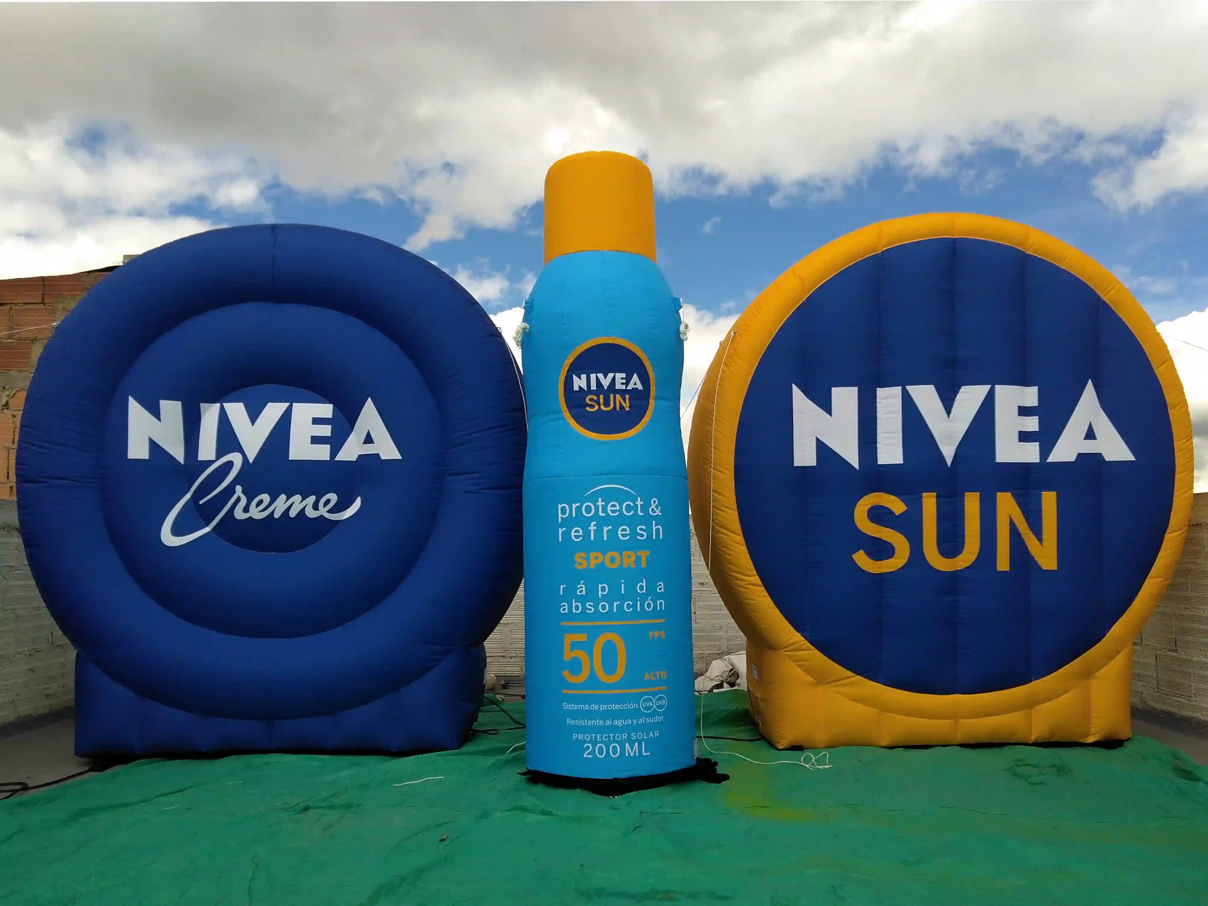 Replicas inflables de productos cosméticos de la marca NIVEA