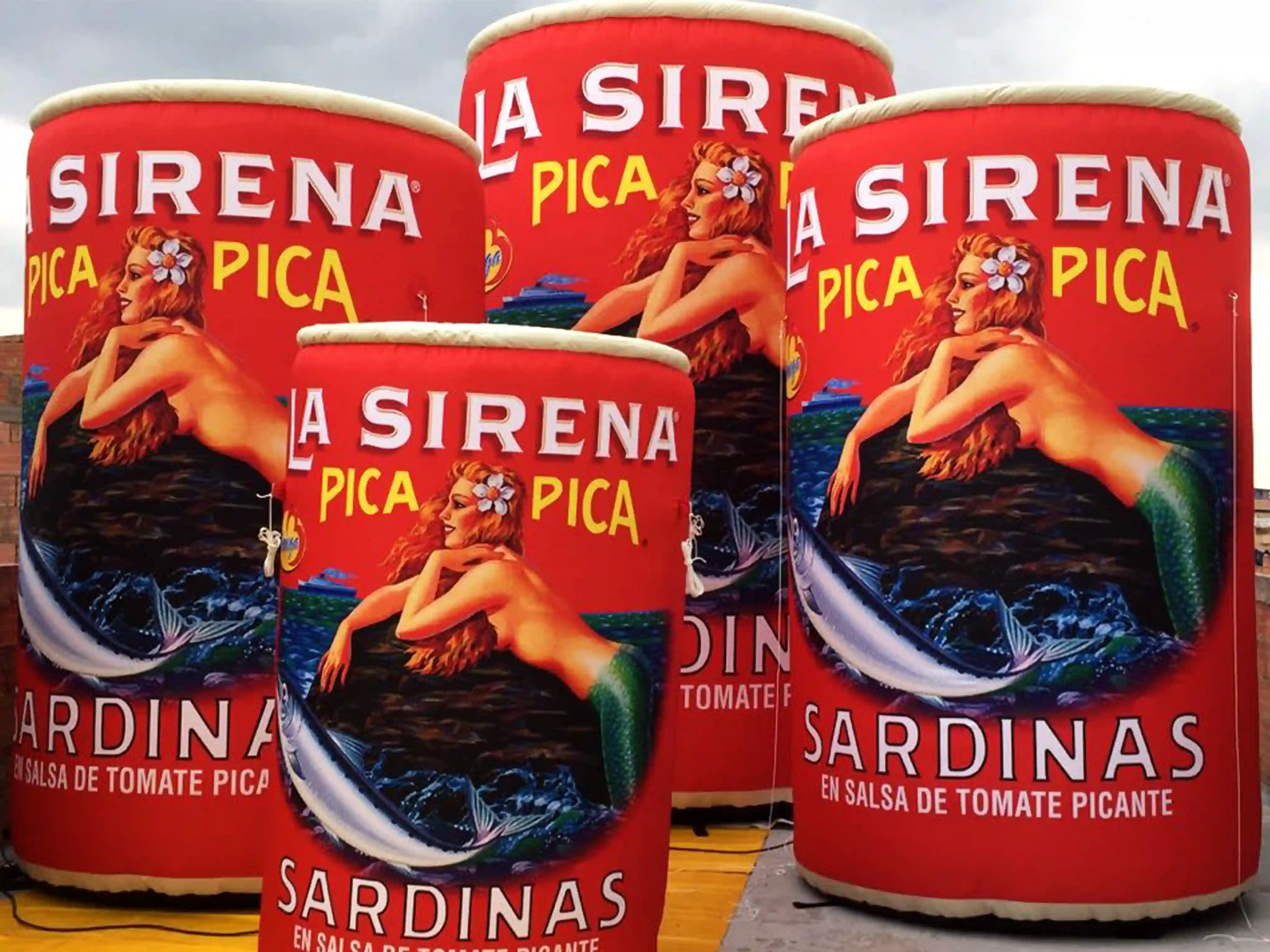 Réplicas inflables publicitarias de latas de sardinas La Sirena