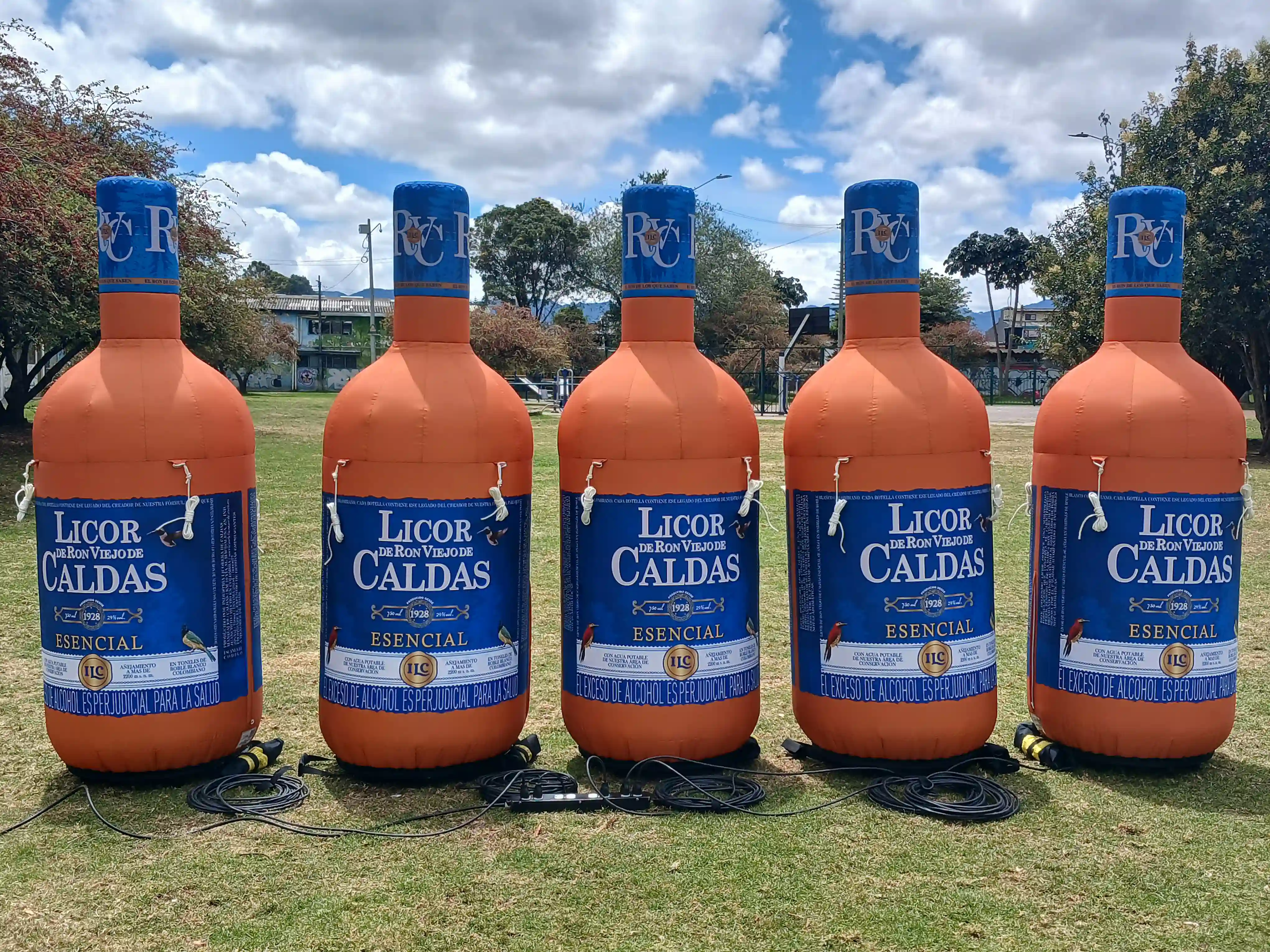 Réplicas inflables de las botellas del Licor de Ron Viejo de Caldas Esencial