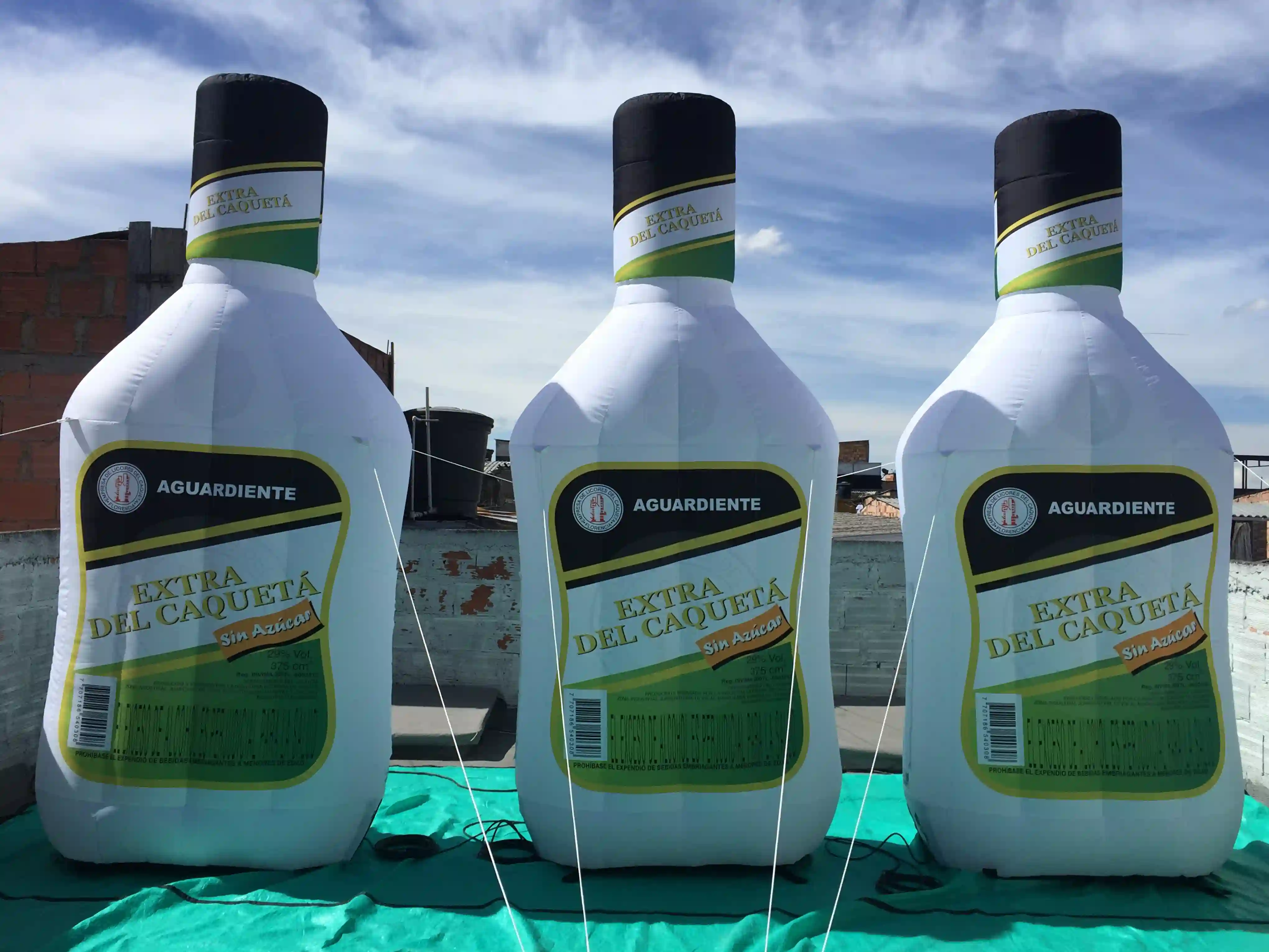 Réplicas inflables de las botellas de Aguardiente Extra del Caquetá