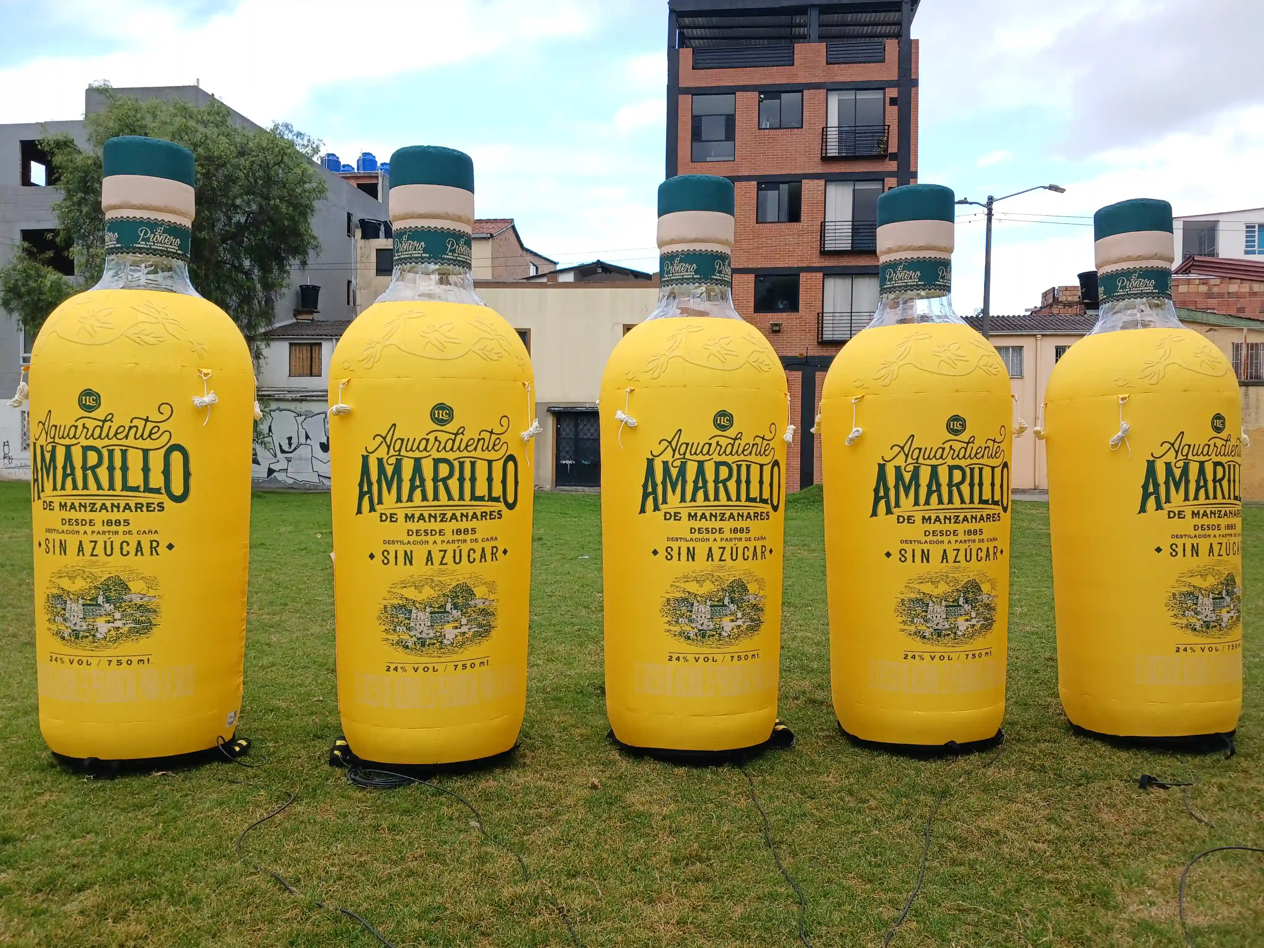 Réplicas inflables publicitarias de las botellas de Aguardiente Amarillo de Manzanares