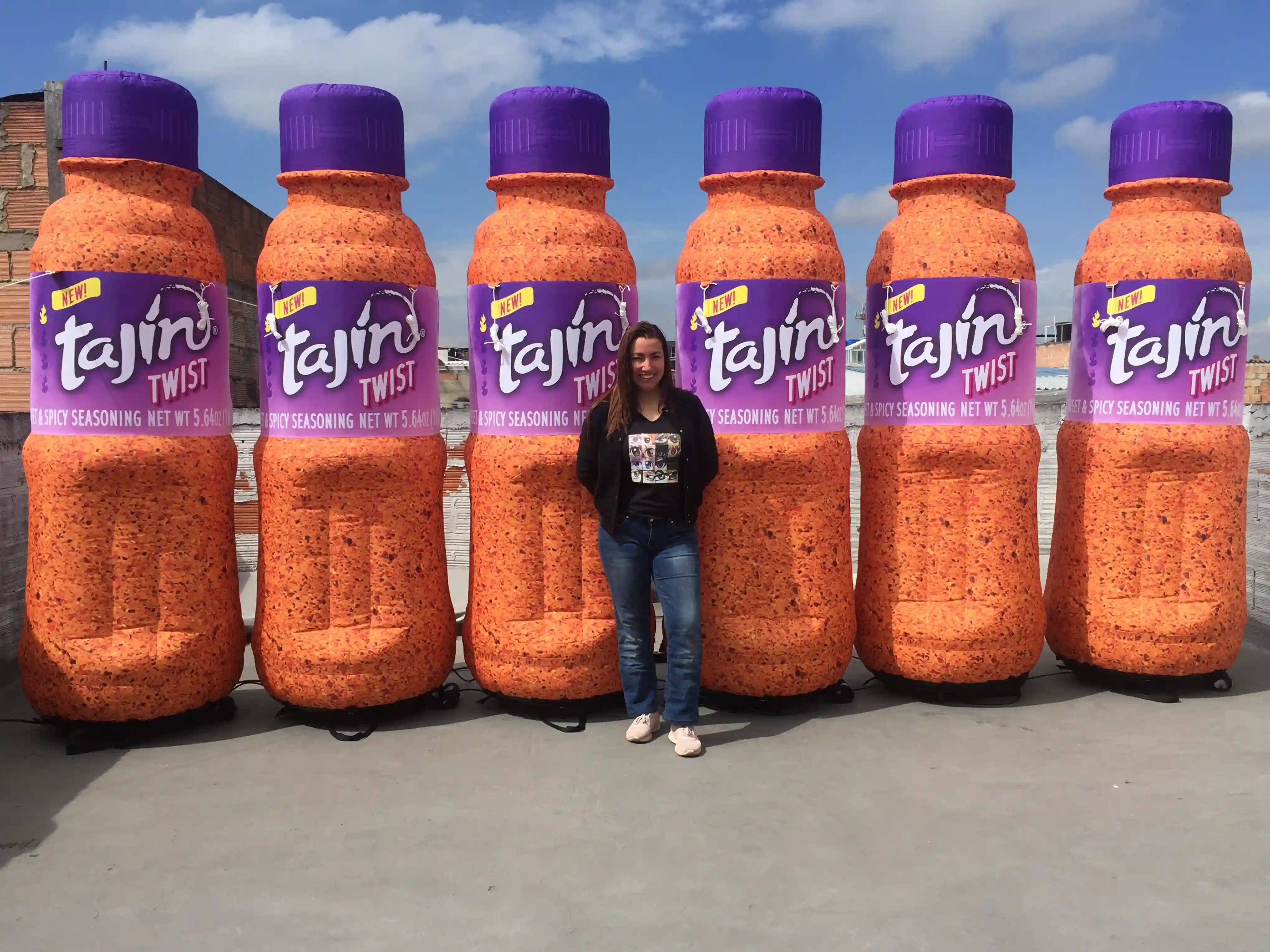Réplicas inflables publicitarias de las botellas de Tajin Twist