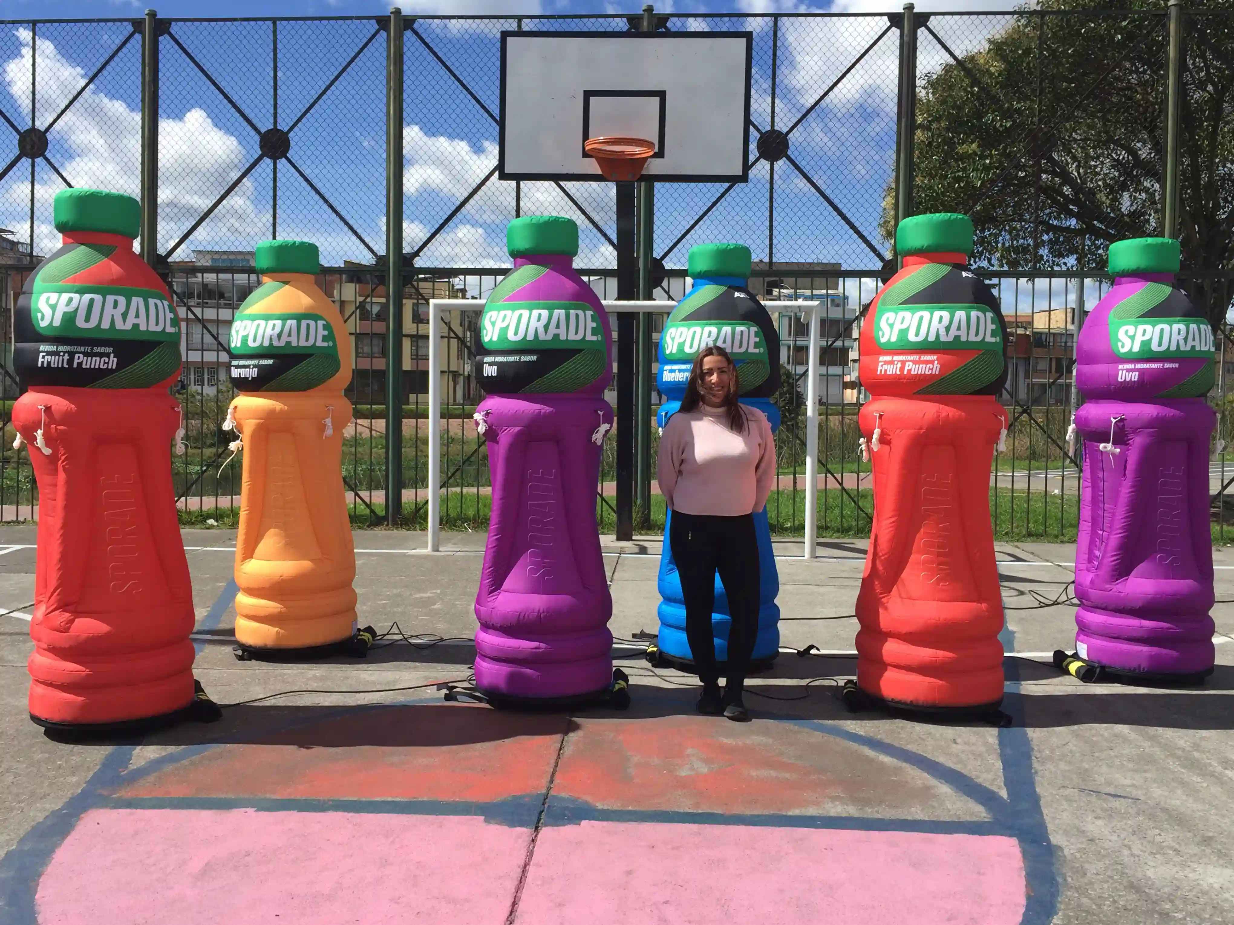 Réplicas inflables de las botellas de Sporade